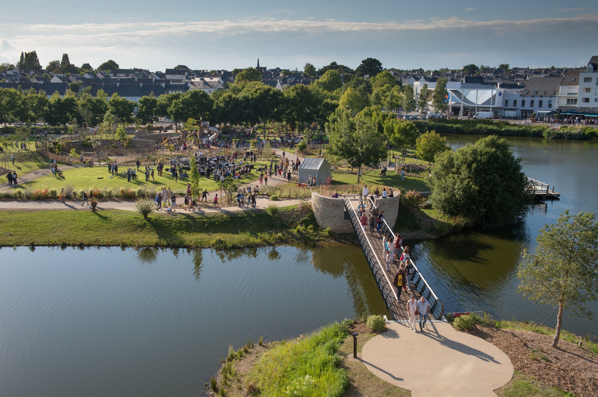 Vue aérienne sur le parc l'Espace Mandela à Lanester proche Lorient (Morbihan) 56