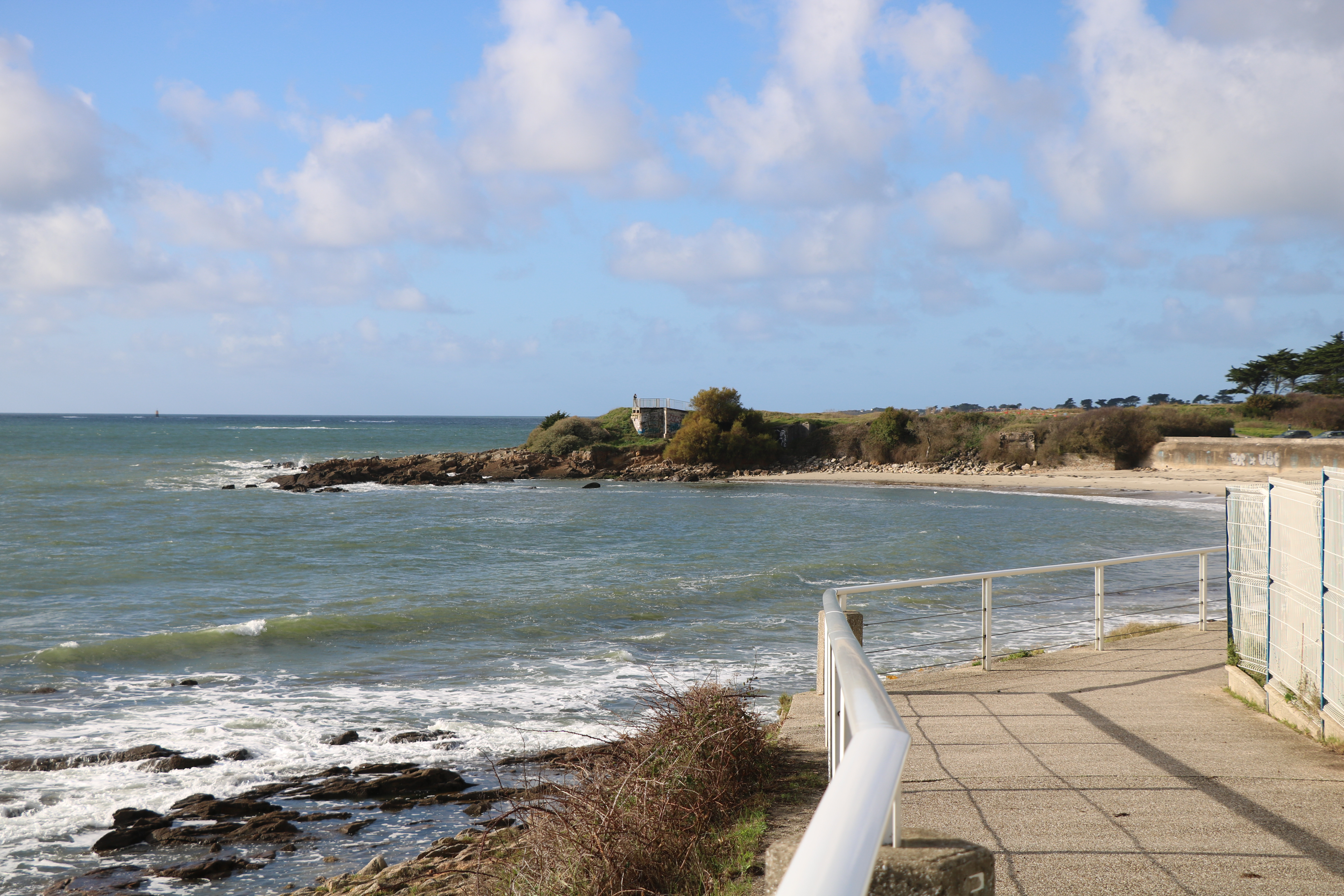 Vue de la promenade sur la plage de Locqueltas à Larmor-plage (Morbihan) 56