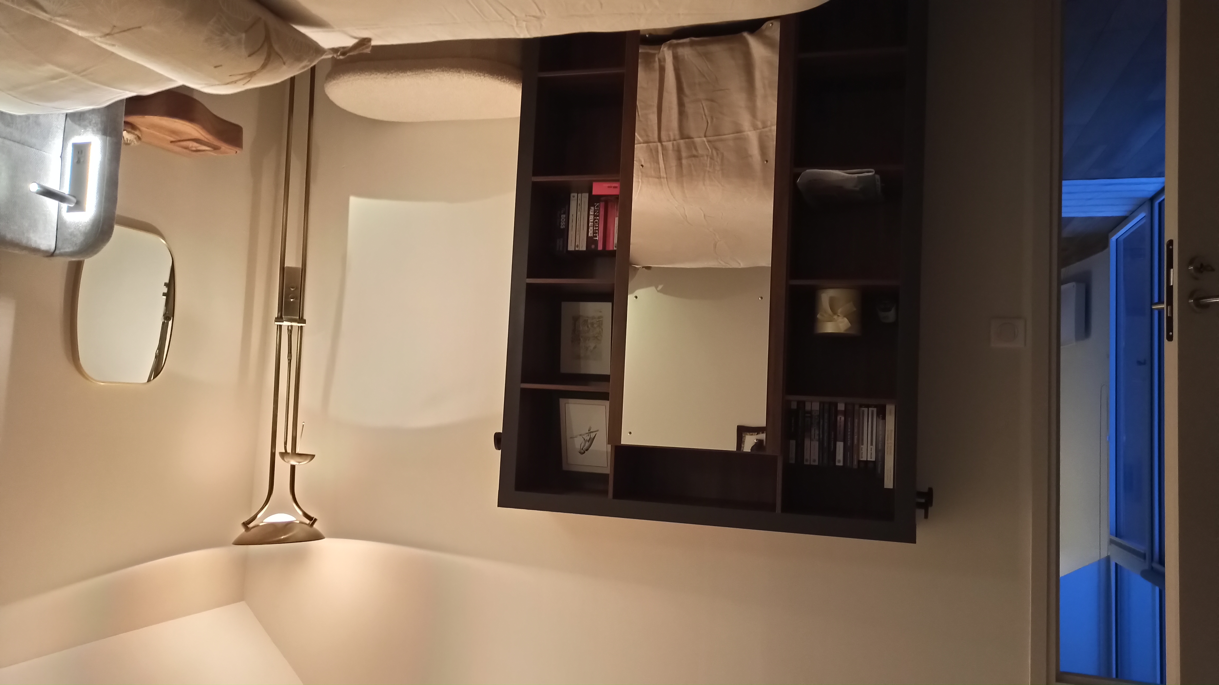 Vue depuis la chambre sur l'armoire et l'accès au couloir, décoration tons neutres, armoire avec miroir, tête de lit avec miroir intégré (Port-Louis, Morbihan, 56) (Port-Louis, Morbihan, 56)