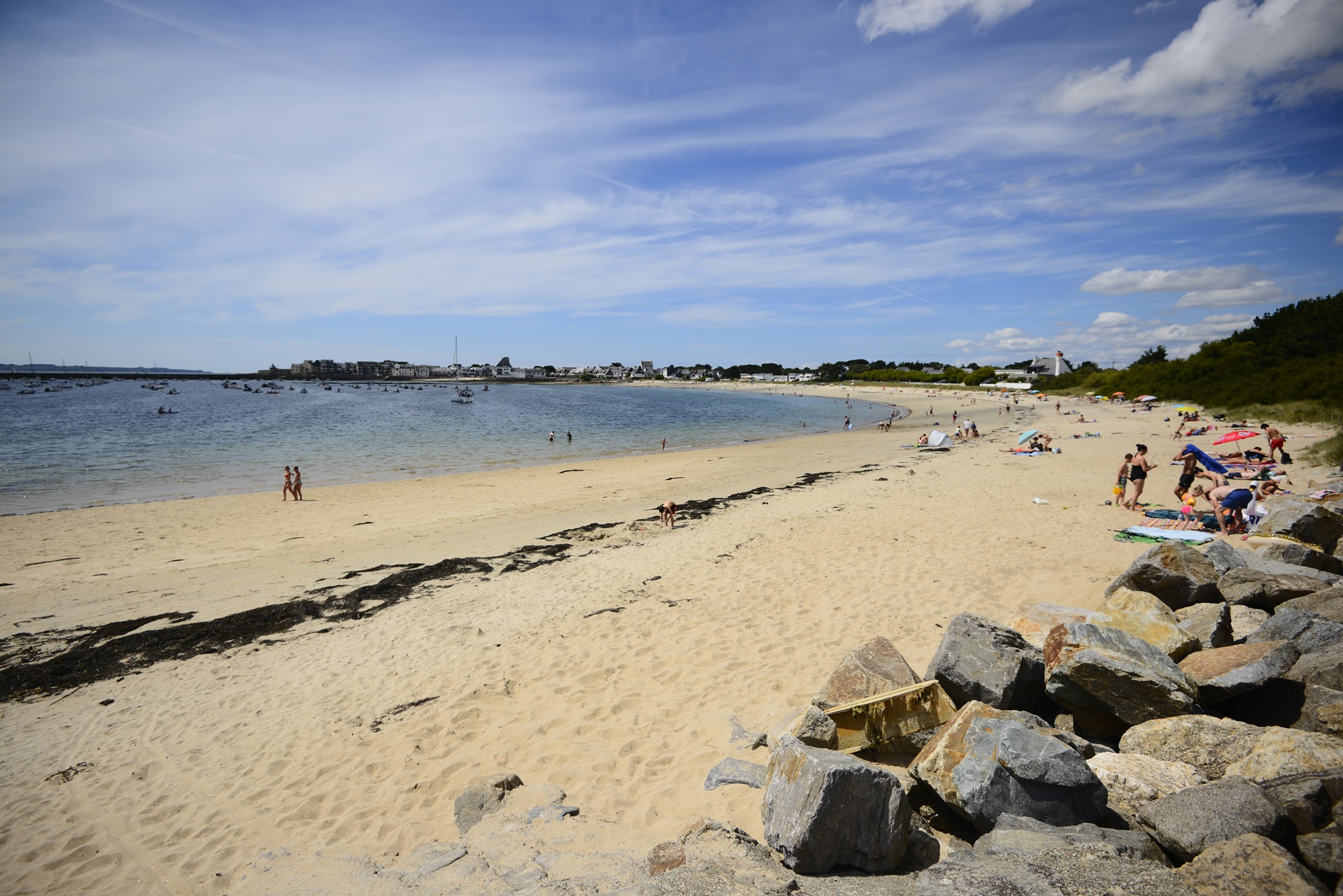 Vue depuis les rochers sur la plage de l'anse du Stole à Ploemeur (Morbihan) 56