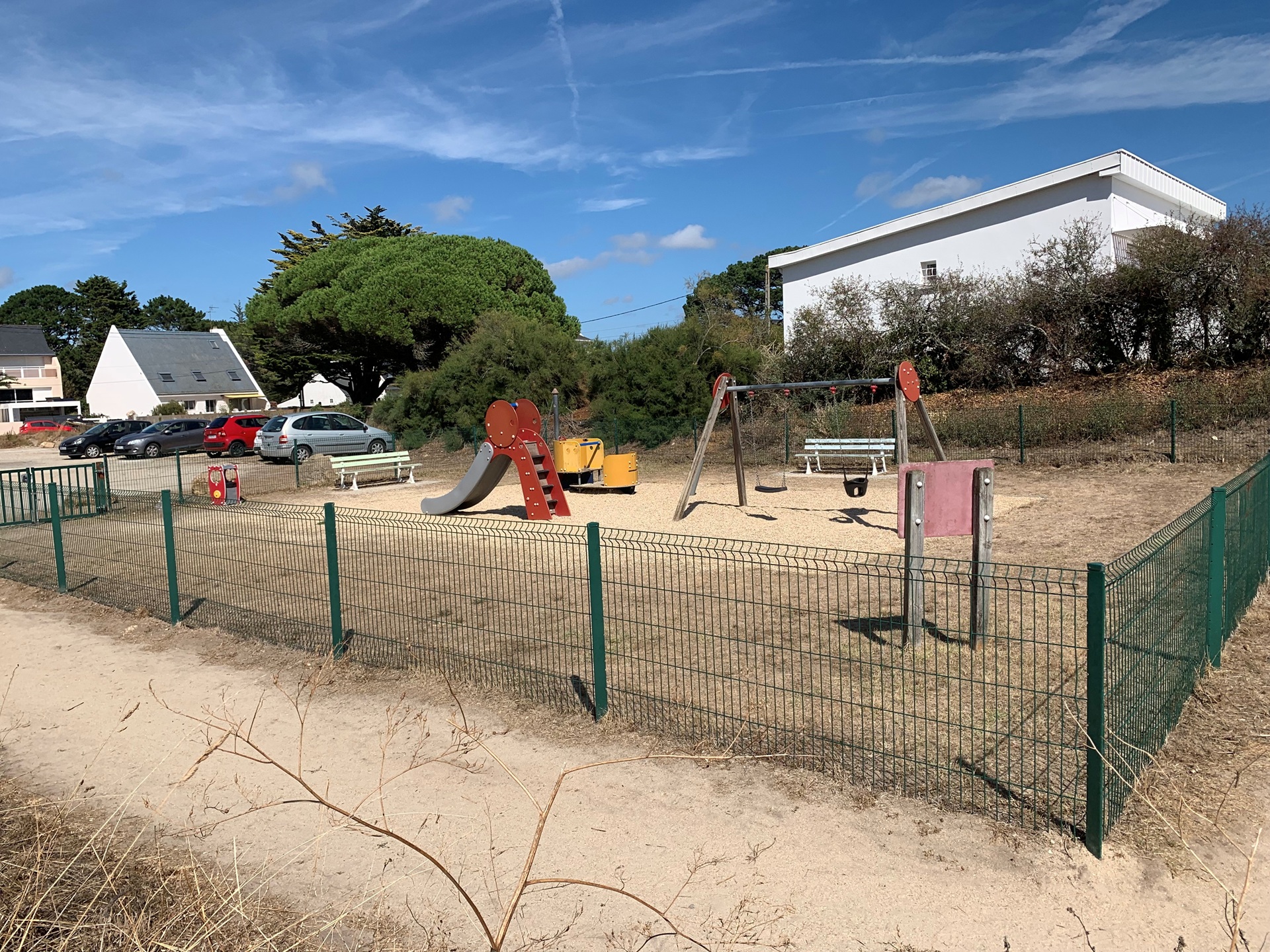 Vue sur l'aire de jeux pour enfants de l'anse du Stole à Lomener-Ploemeur proche Lorient (Morbihan) 56