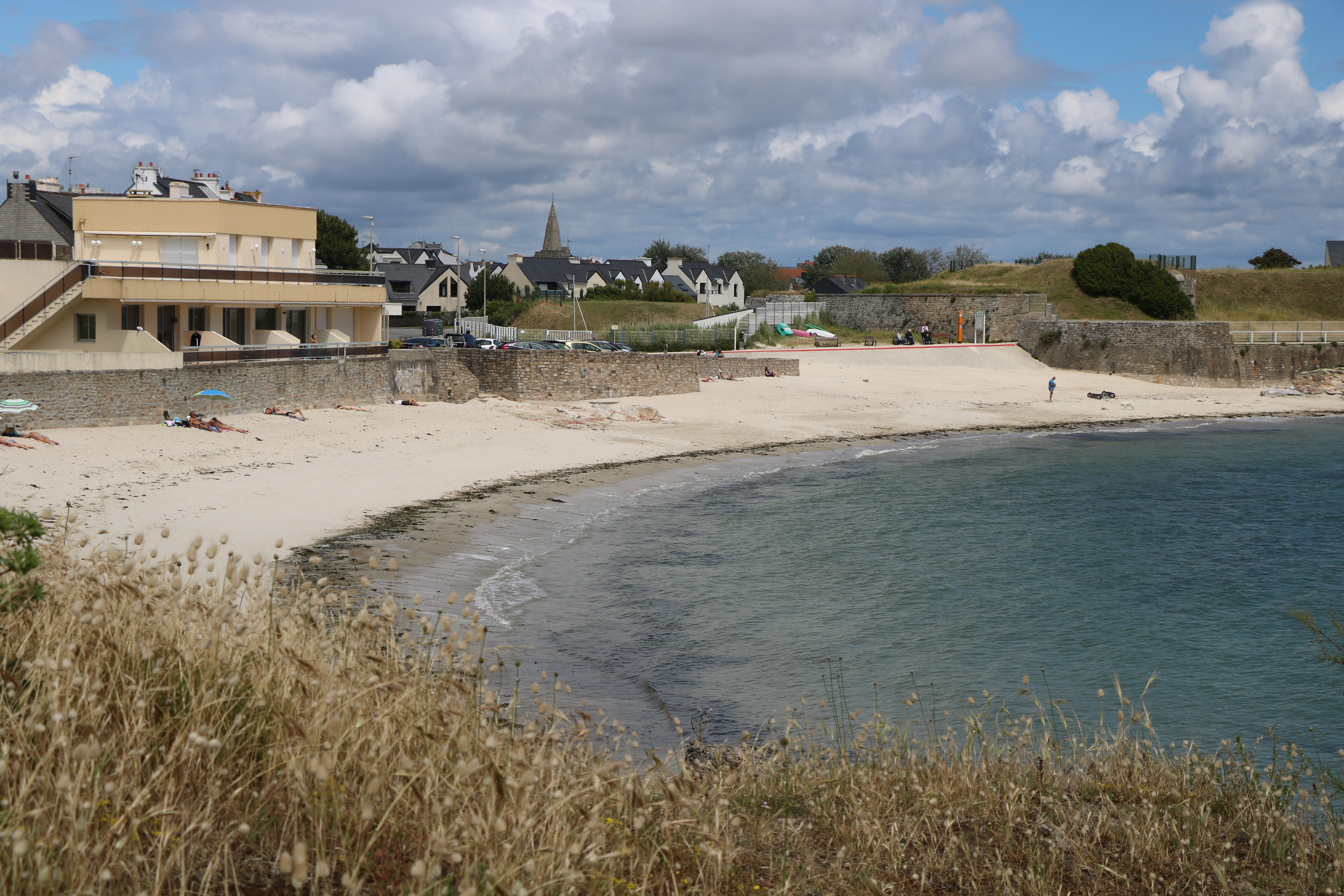 Vue sur la plage de Locqueltas et l'église de Larmor-plage (Morbihan) 56
