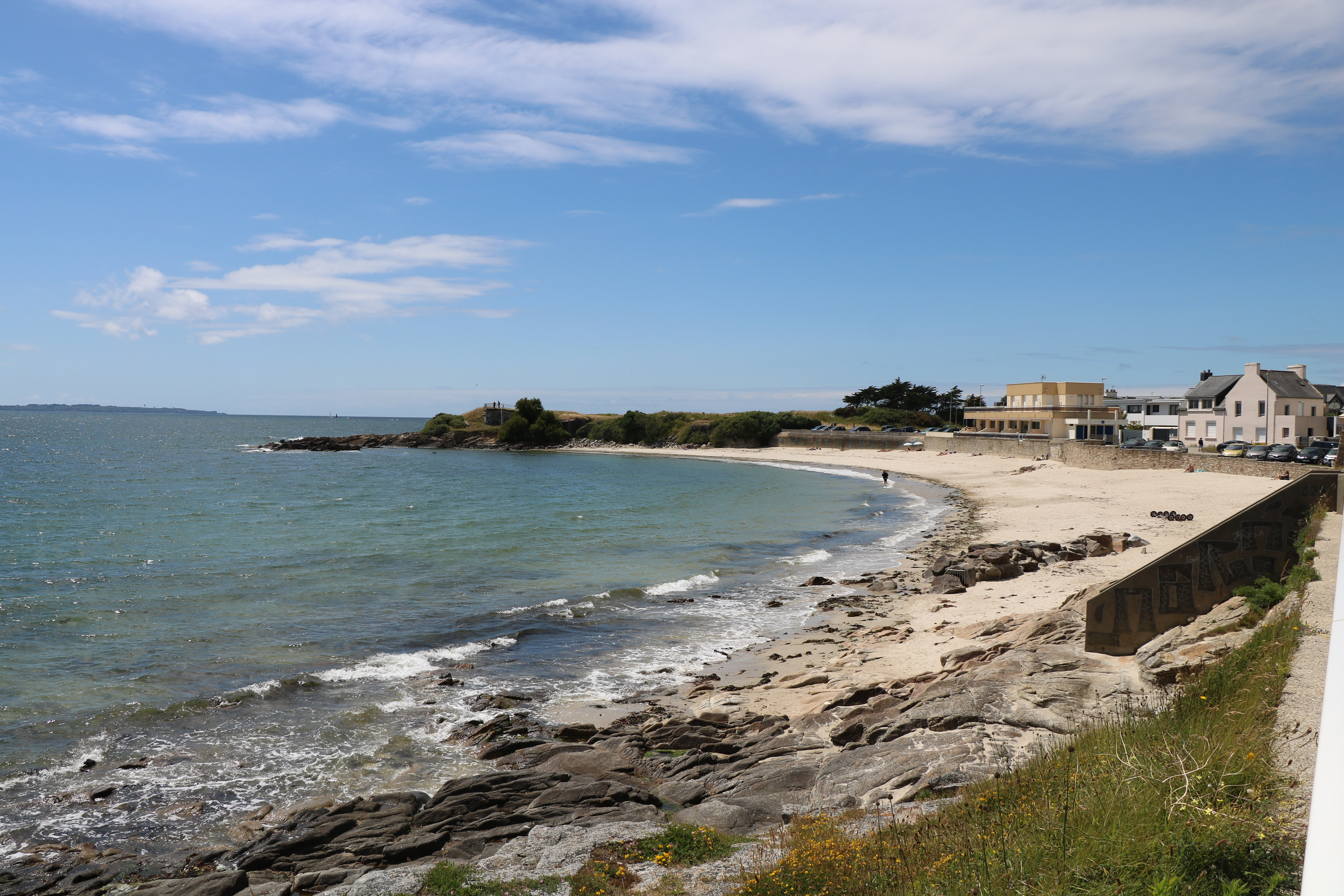 Vue sur la plage de Locqueltas et ses rochers à Larmor-plage (Morbihan) 56