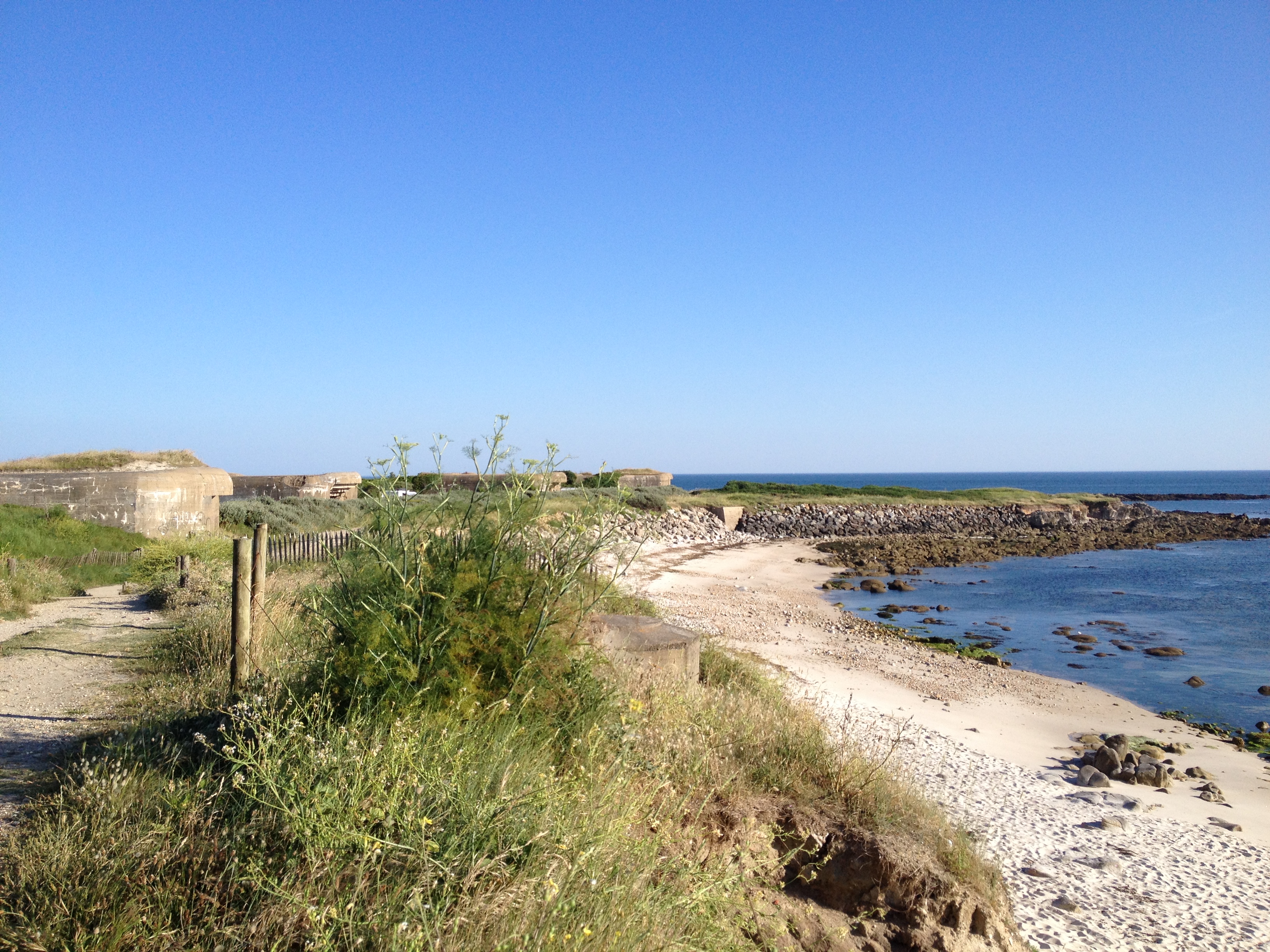 Vue sur la plage de Porh Puns à Gavres depuis le sentier côtier