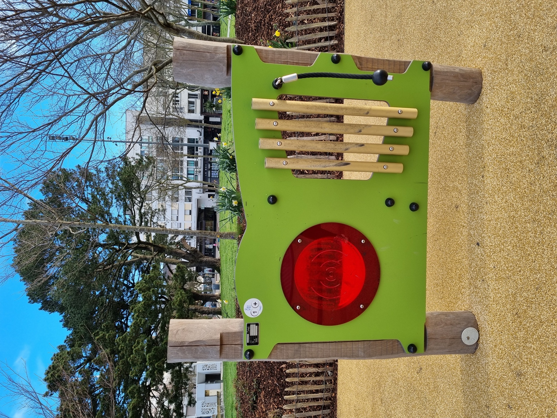 Vue sur le centre ville de l'aire de jeux pour enfants au parc Jules Ferry, Lorient (Morbihan, 56)