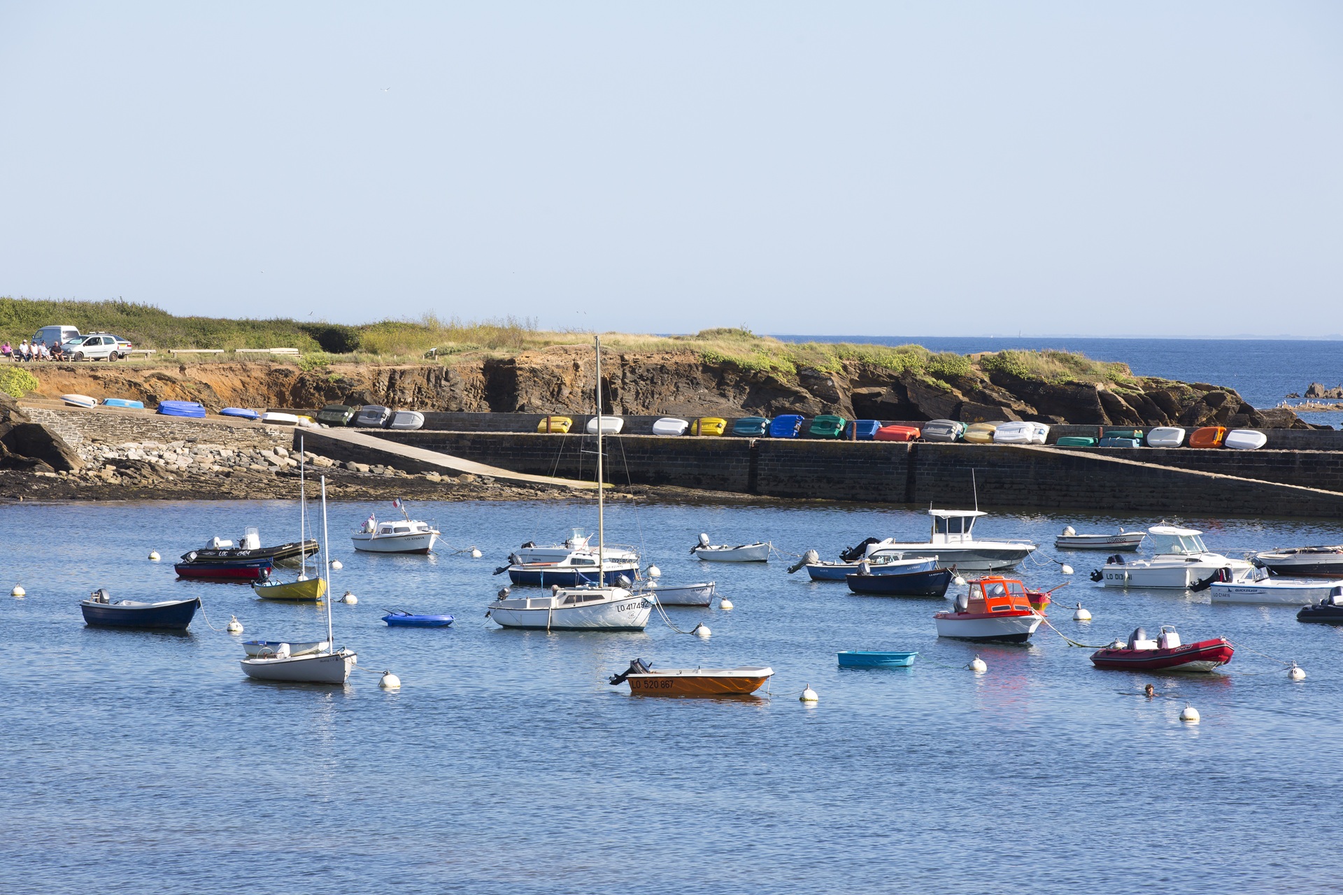 Vue sur le port de Locmaria depuis la plage à l'île de Groix (Morbihan) 56