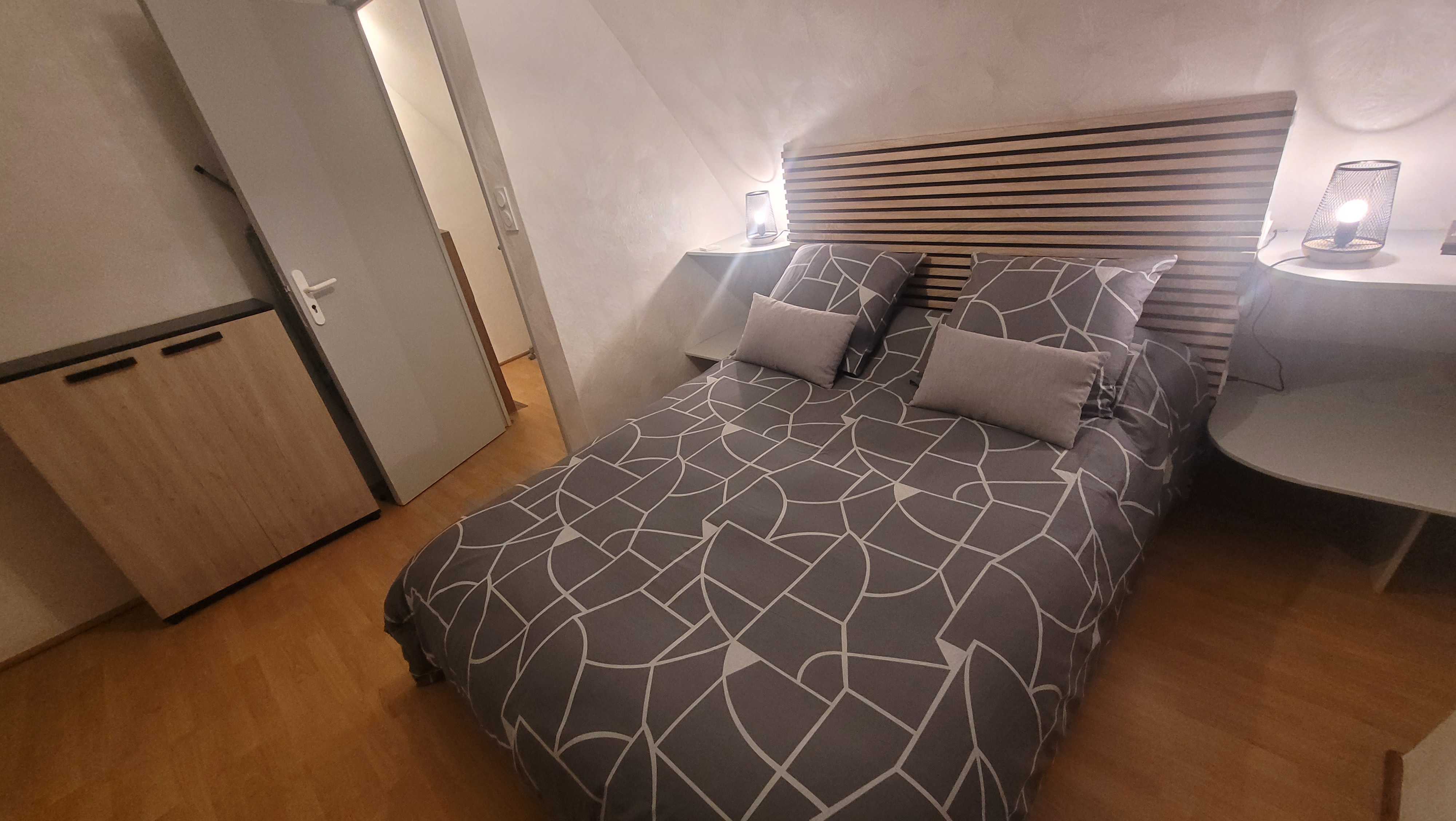 Chambre double, décoration beige et minimaliste (Merlevenez, Morbihan, 56)