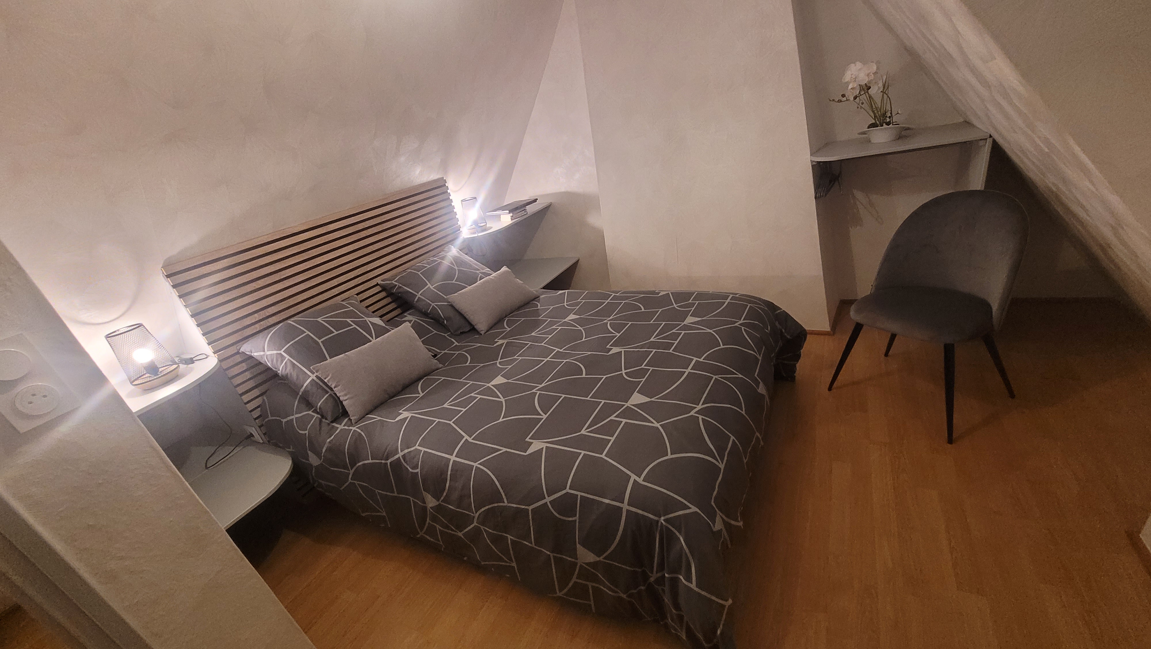 Chambre double sous plafond mansardé, décoration beige et minimaliste (Merlevenez, Morbihan, 56)