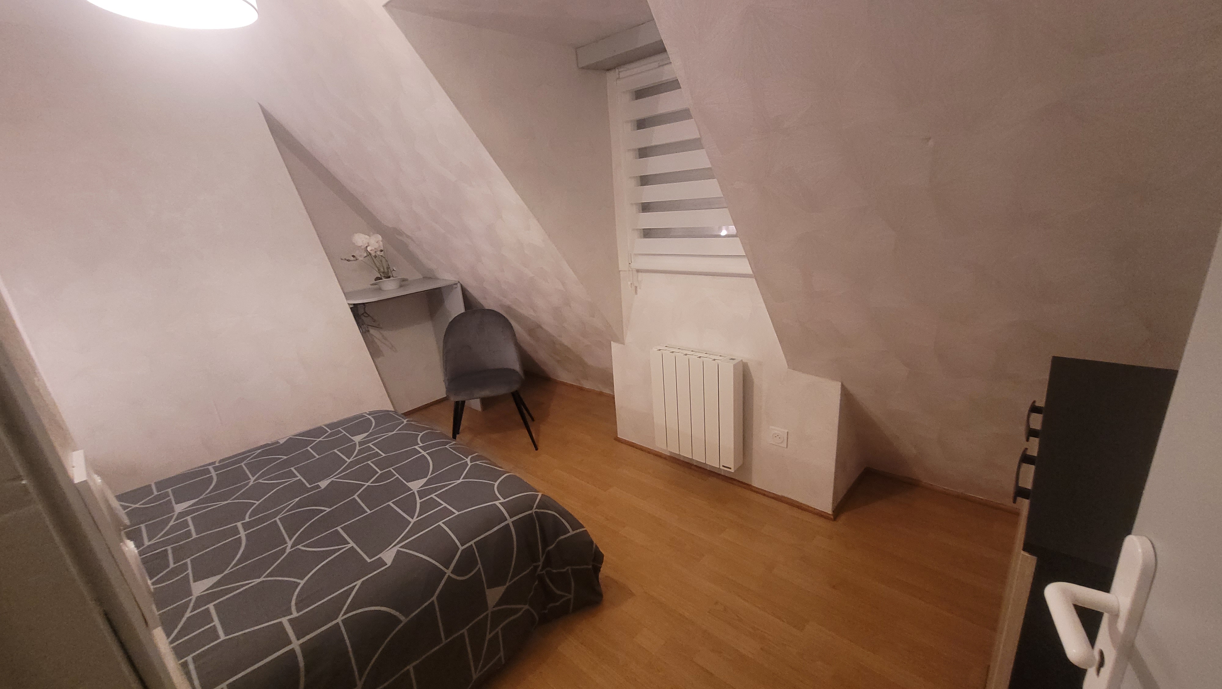 Chambre double sous plafond mansardé (Merlevenez, Morbihan, 56)