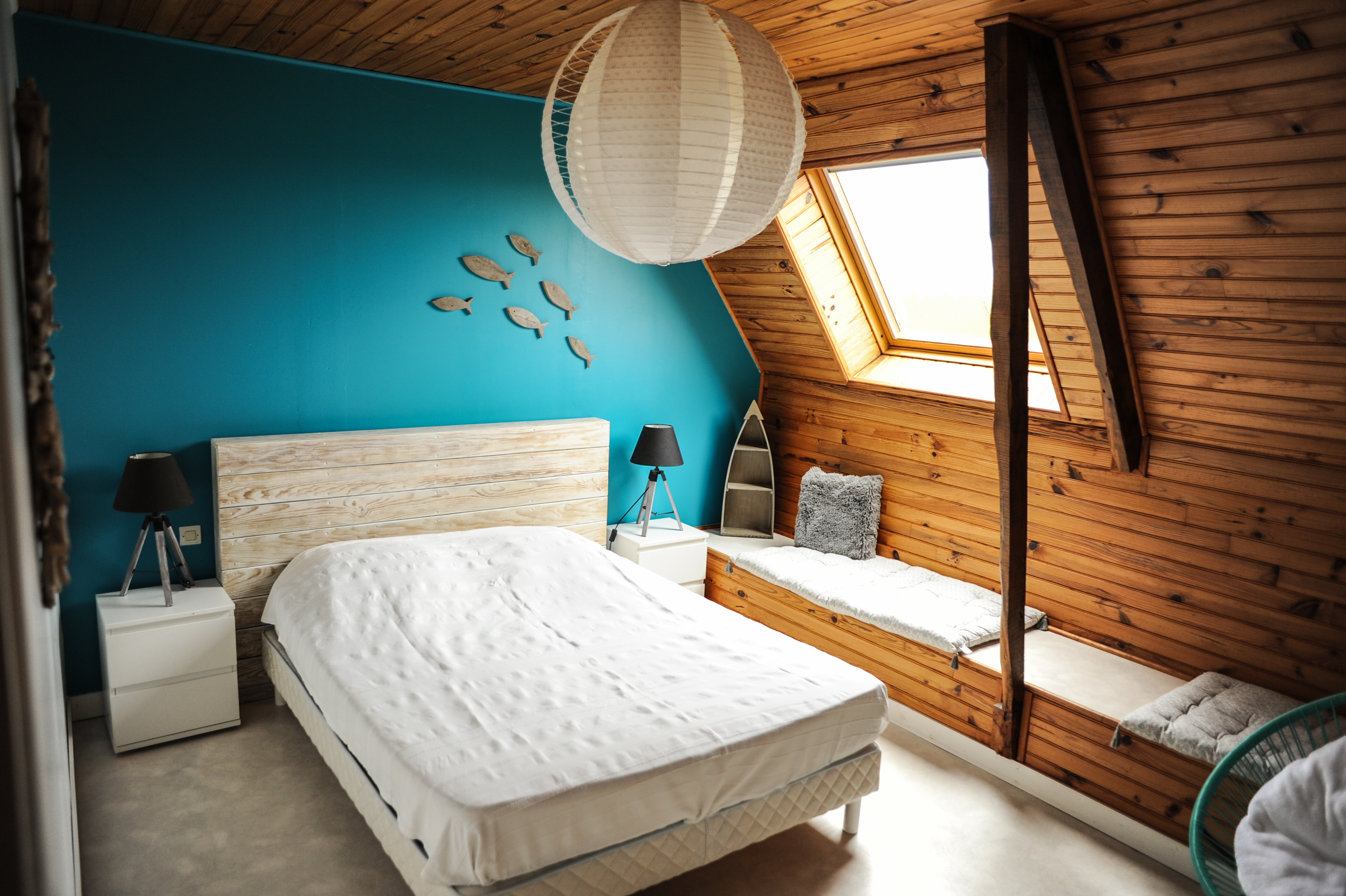 Chambre sous plafond mansardé avec lit double, décoration marine et lambris (Sainte-Hélène, Morbihan, 56)