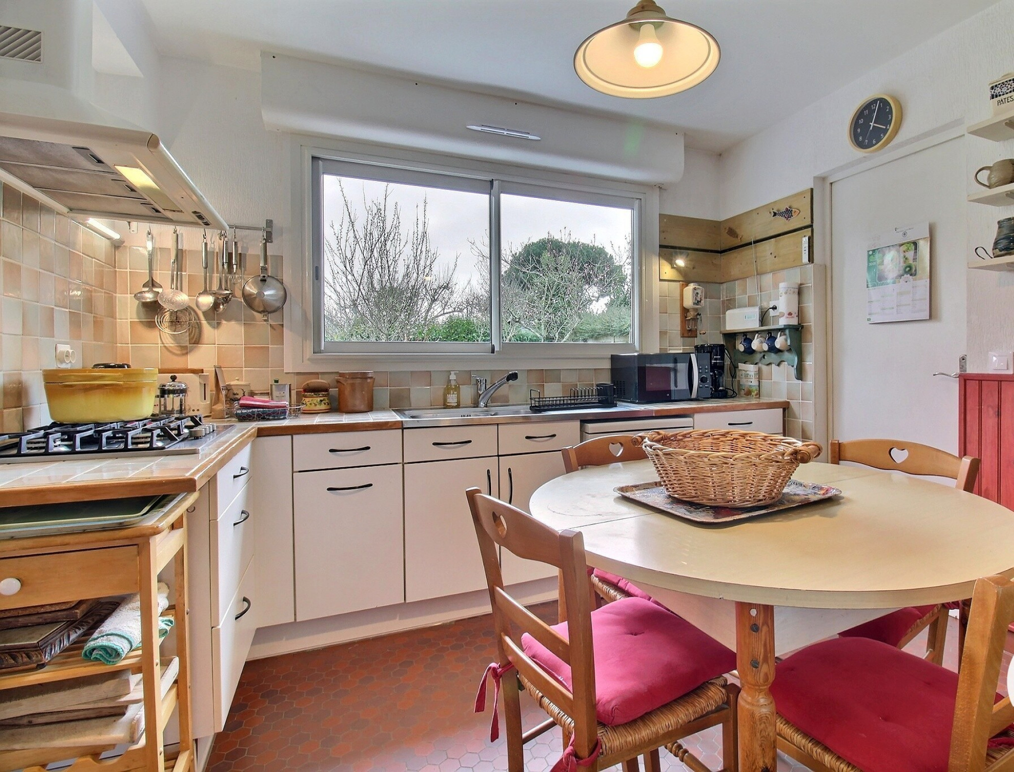 Cuisine avec coin repas, maison 12 personnes, Ploemeur (Morbihan) 56-117992