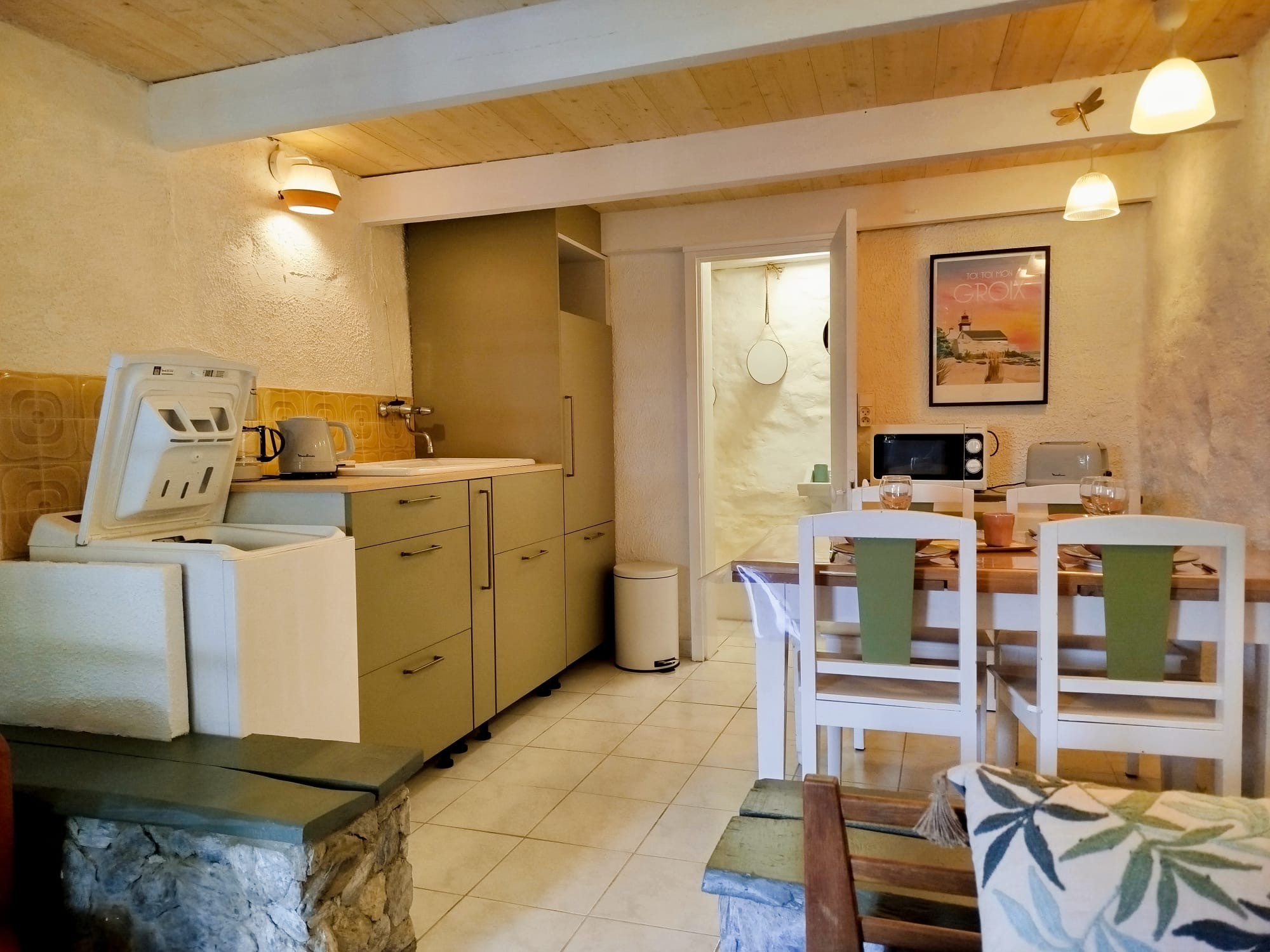 Cuisine équipée dans la petite maison à Kerdurand sur L'ile de Groix, Lorient Bretagne Sud ( Morbihan, 56)