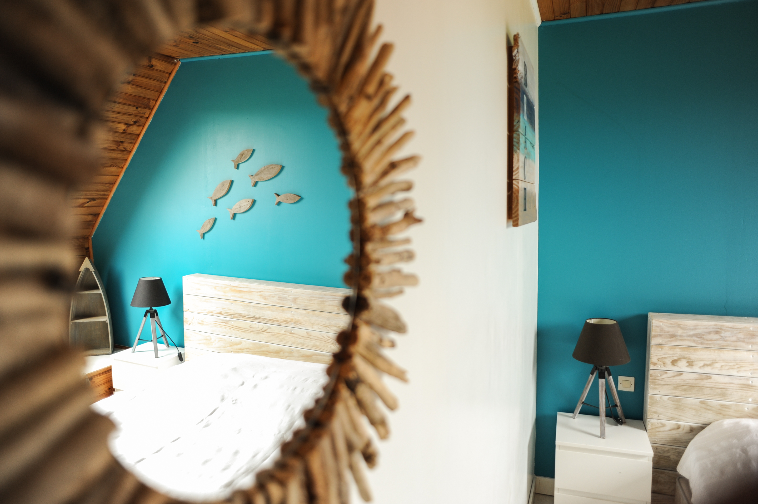 Gros plan sur la décoration marine de la chambre avec lit double (Sainte-Hélène, Morbihan, 56)