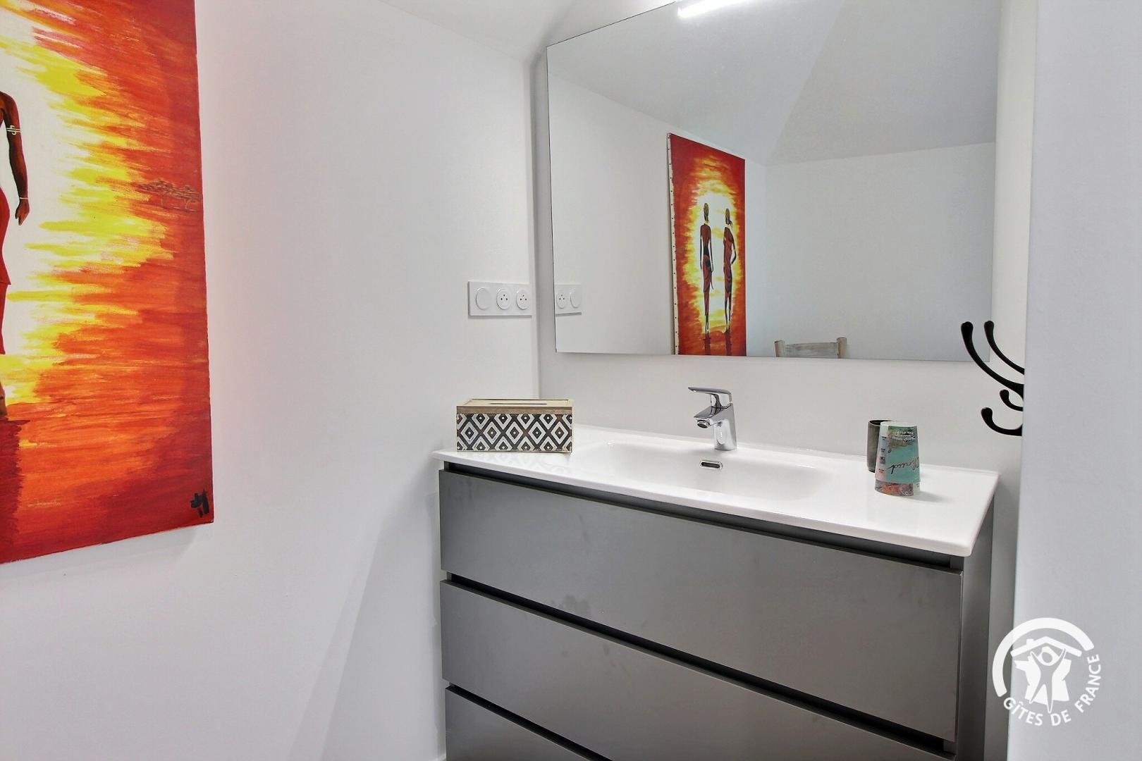 Meuble de salle de bain avec vasque intégrée, peinture africaine colorée (Sainte-Hélène, Morbihan, 56)