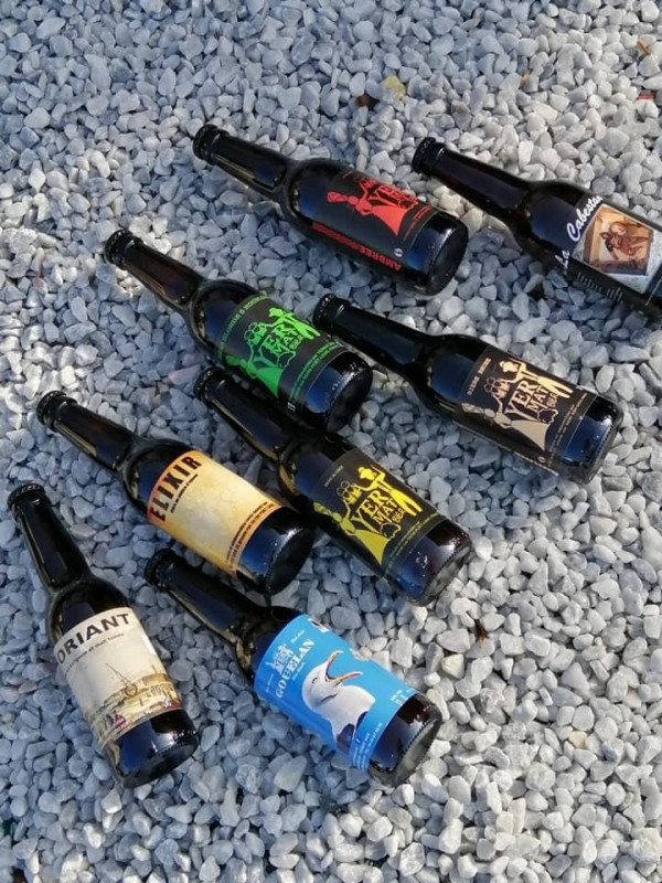 8 sortes de bières à déguster lors de la visite guidée de la brasserie Yermat Bier à Locmiquélic, proche de Lorient en Bretagne Sud, dans le cadre des Semaines du Tourisme Economique et des Savoir-Faire du 21 octobre au 3 novembre 2024 (Morbihan, 56)