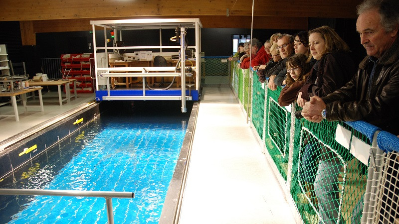 Découverte d'un bassin de simulation de courant permettant de mettre à l'eau des maquettes de chaluts lors de la visite de la station IFREMER à Lorient Bretagne Sud (Morbihan, 56)