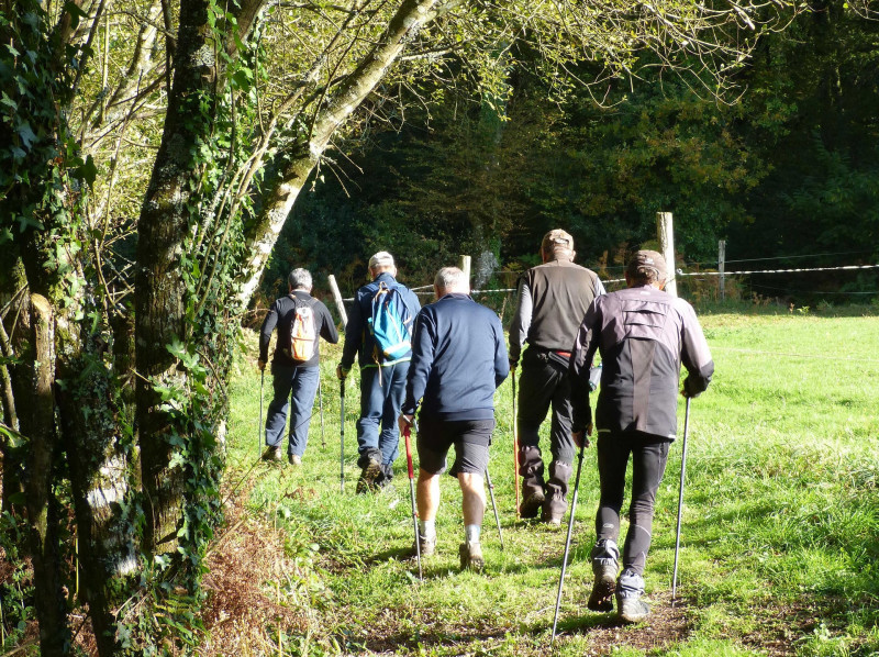 Randonneurs à Calan dans le cadre de la Semaine des randonnées et des activités nature en Pays de Lorient et de Quimperlé (Morbihan, 56)