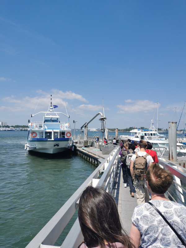 Traversée de la Rade en Batobus au départ de Lorient direction Locmiquélic dans le cadre de la Visite guidée La Rade aux 3000 navires (Morbihan, 56) Traversée de la Rade en Batobus au départ de Lorient direction Locmiquélic dans le cadre de la Visite guidée La Rade aux 3000 navires (Morbihan, 56)