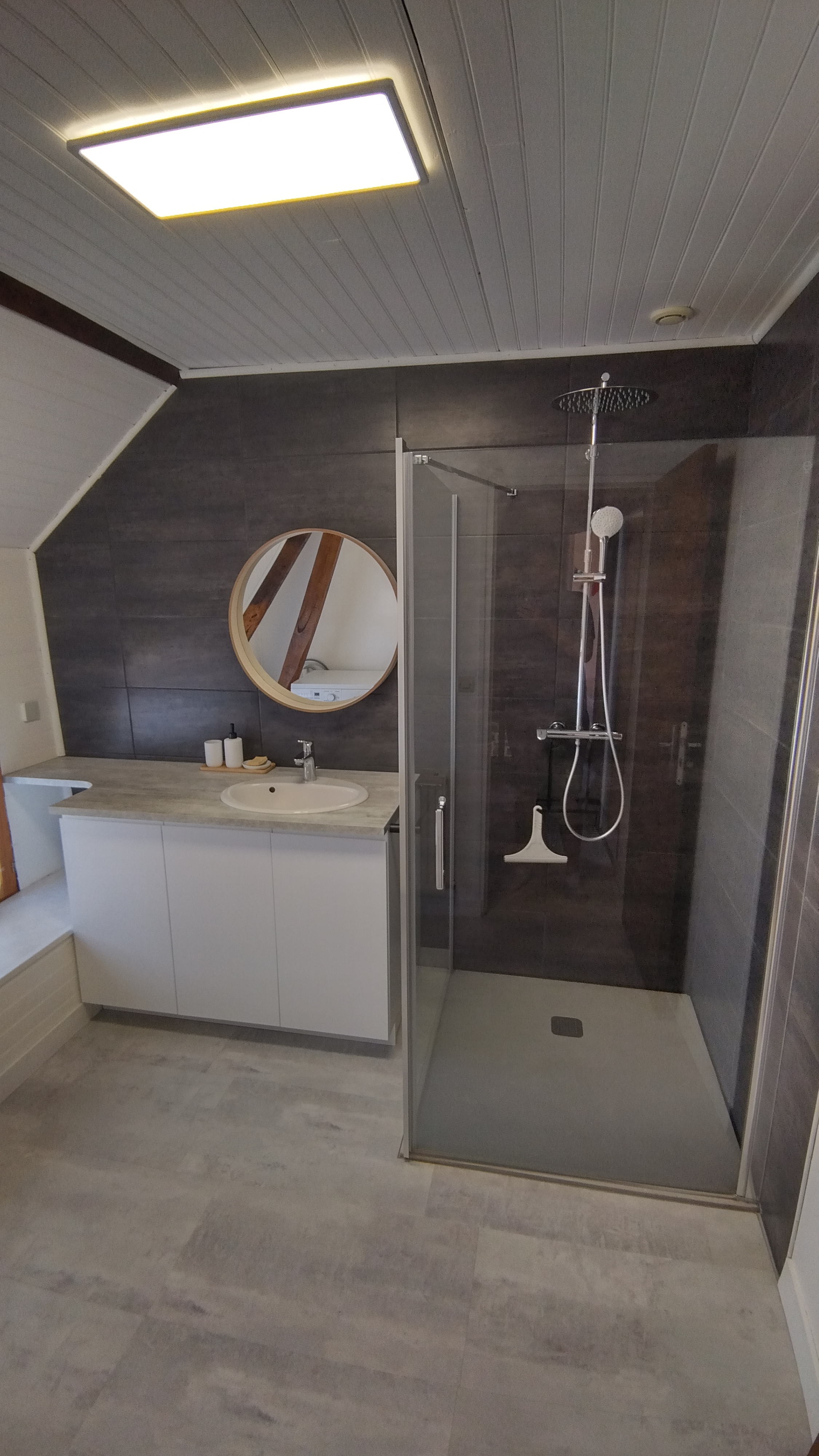 Petite salle-de-bain dans les tons gris avec cabine de douche et lavabo (Sainte-Hélène, Morbihan, 56)