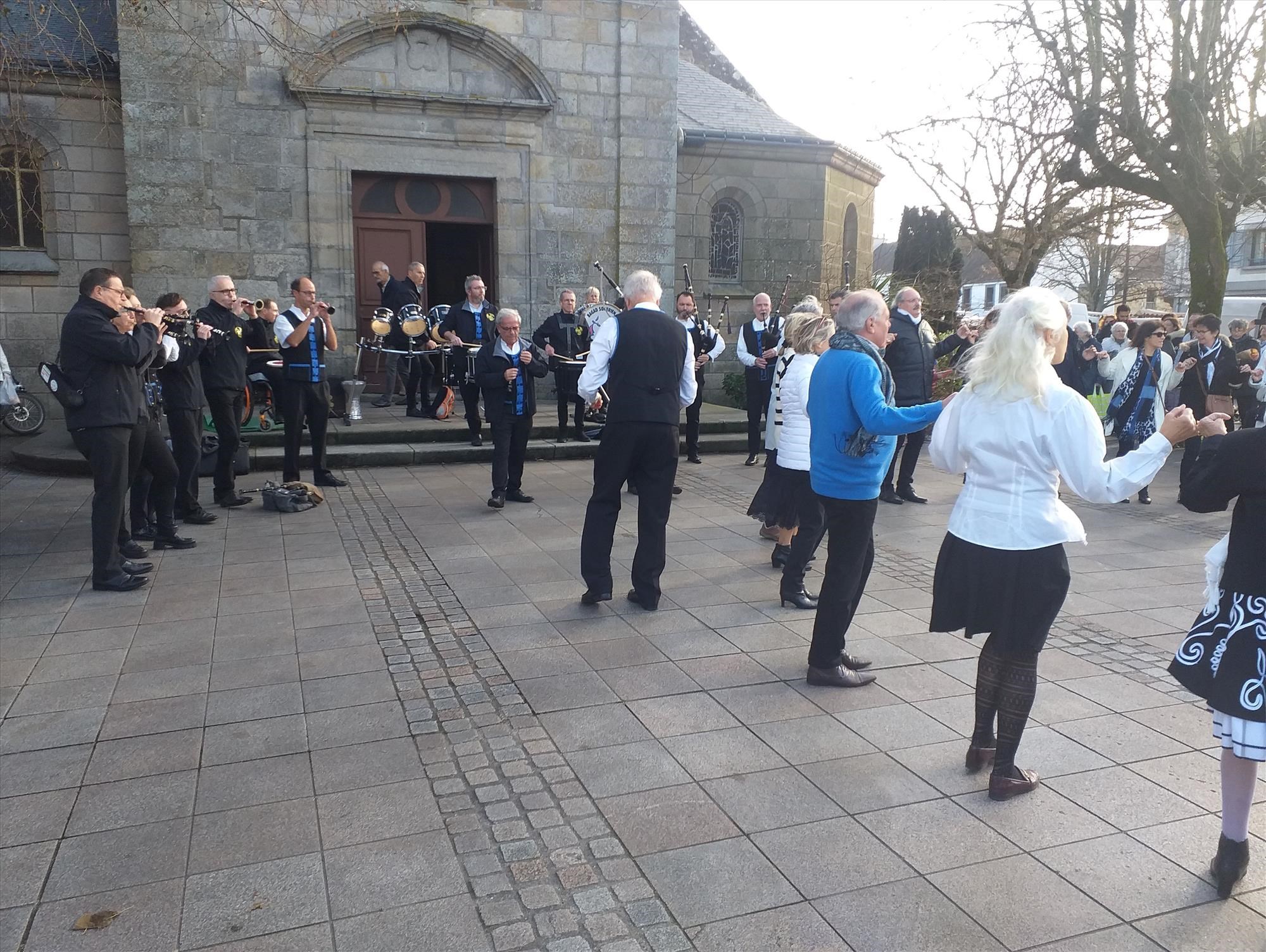 Le bagad de Ploemeur et le avel nevez planwour