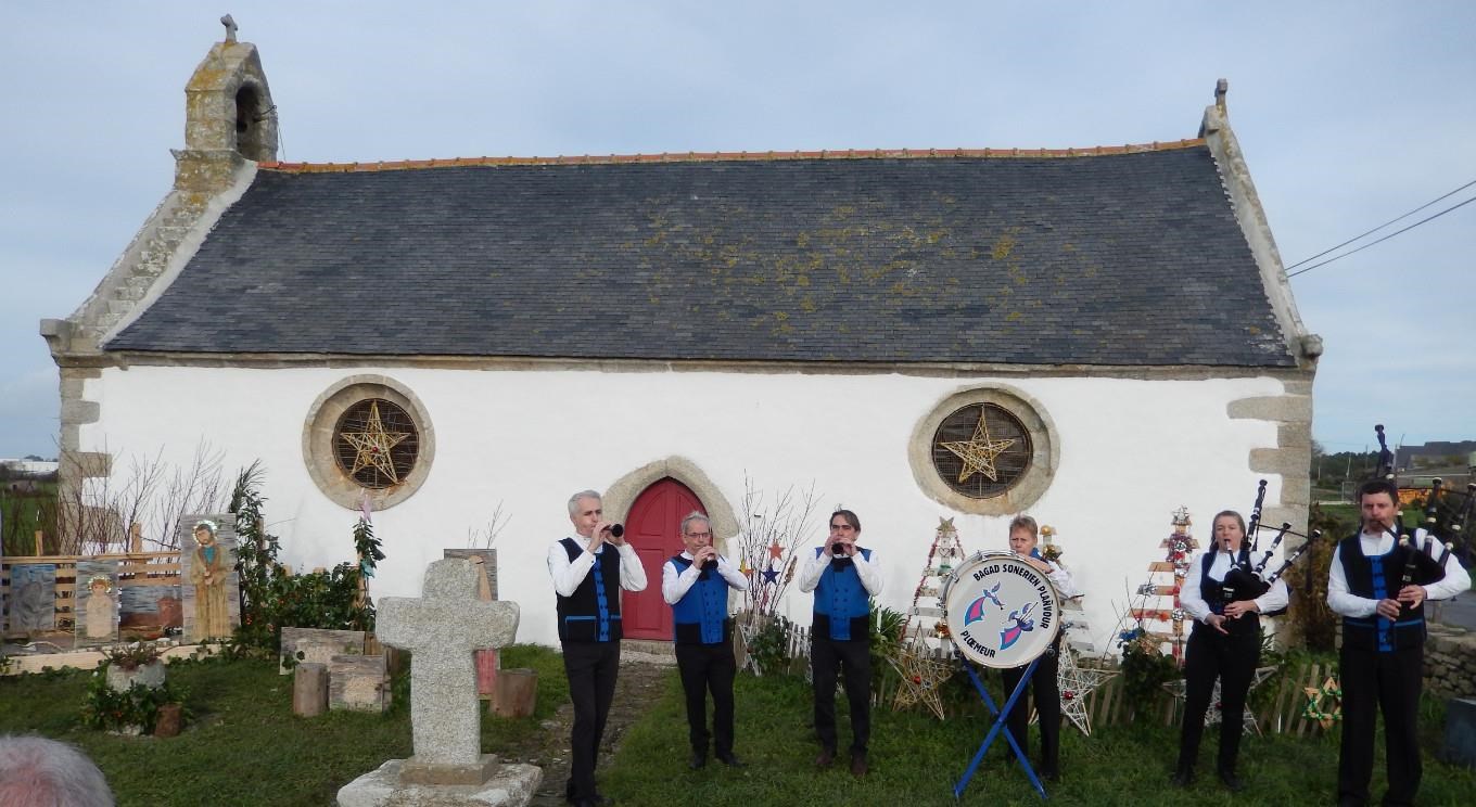 Aubade du bagad devant la chapelle Saint-Léonard
