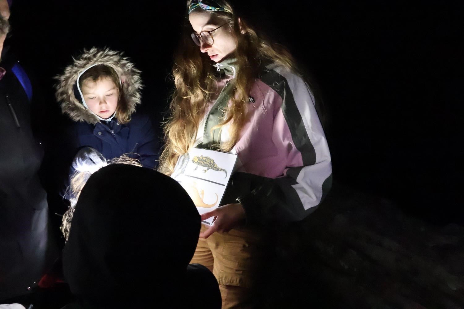 Alexa-Lou Gréhal animant une sortie nature salamandre