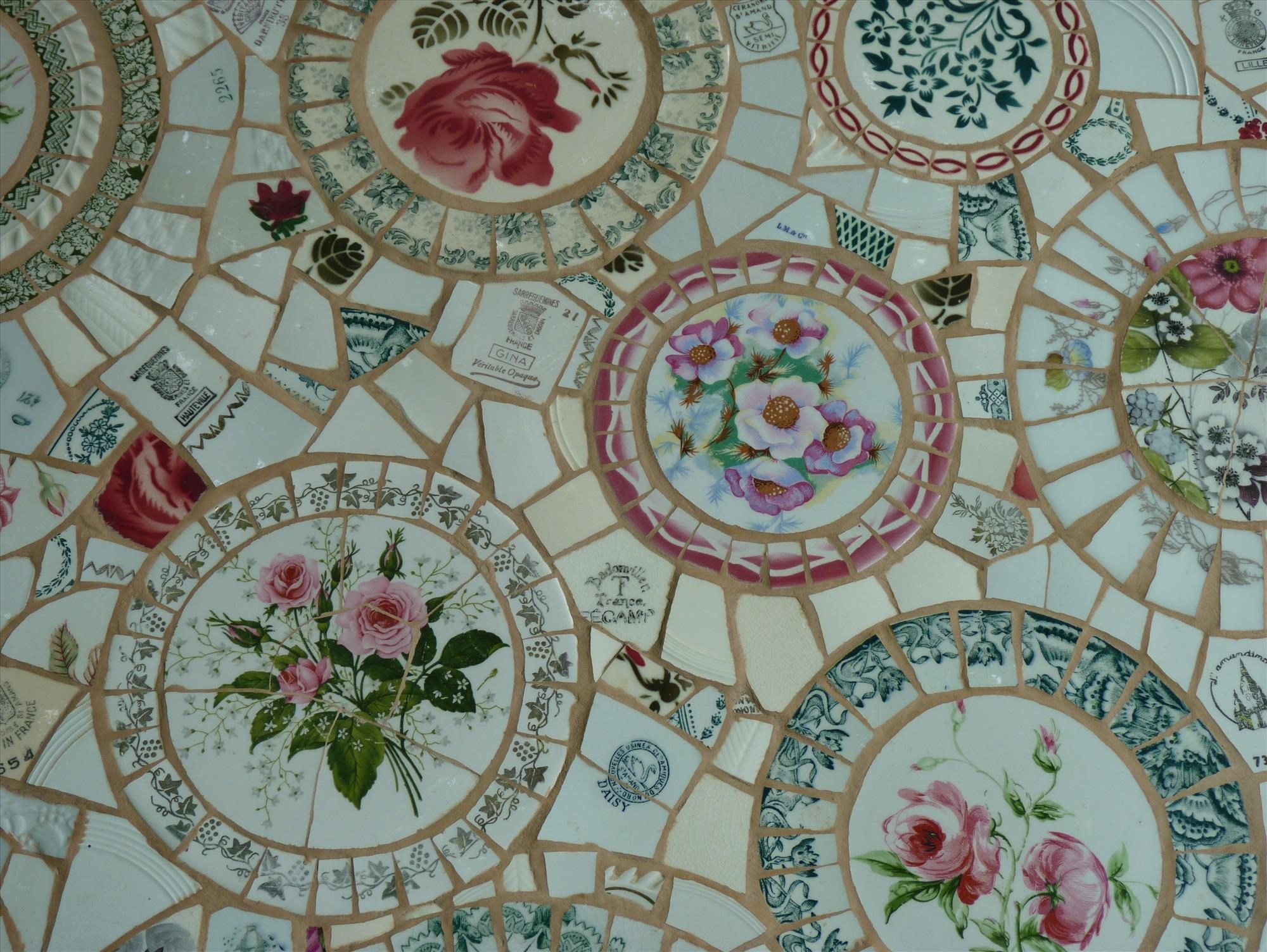 Détail d'une table Picassiette.
