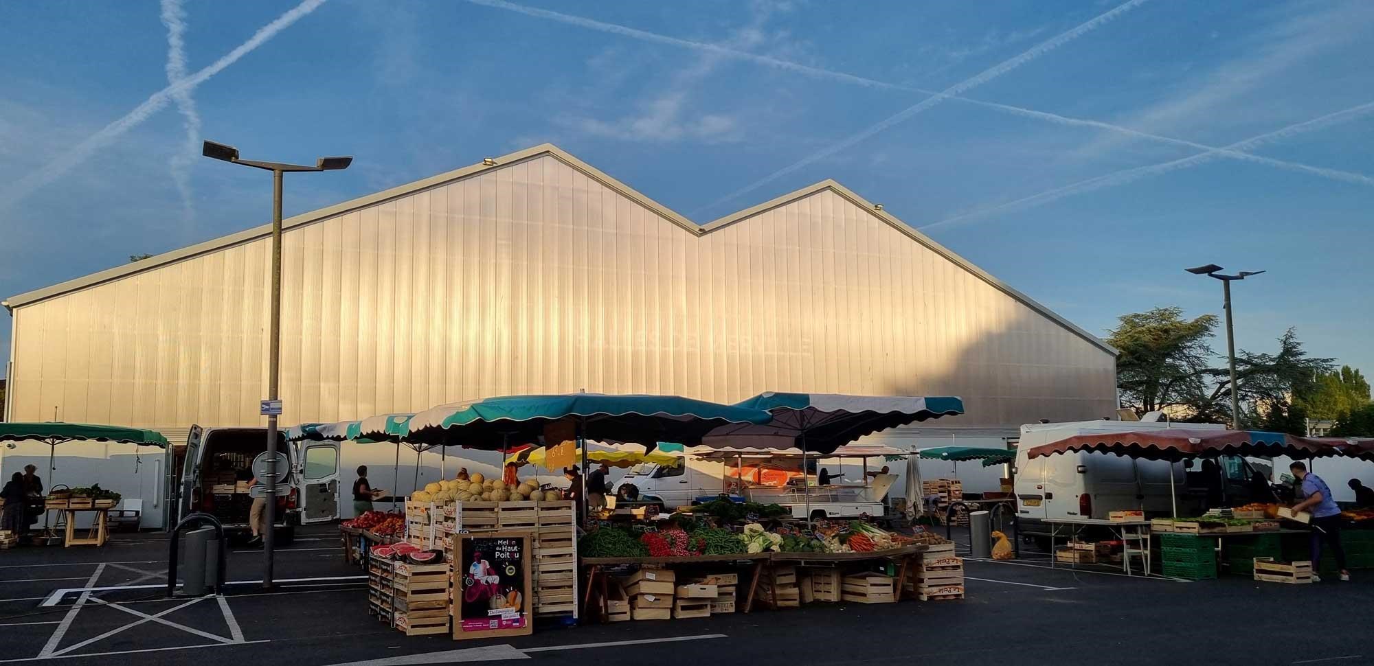 Marché devant le bâtiment provisoire des halles de Merville