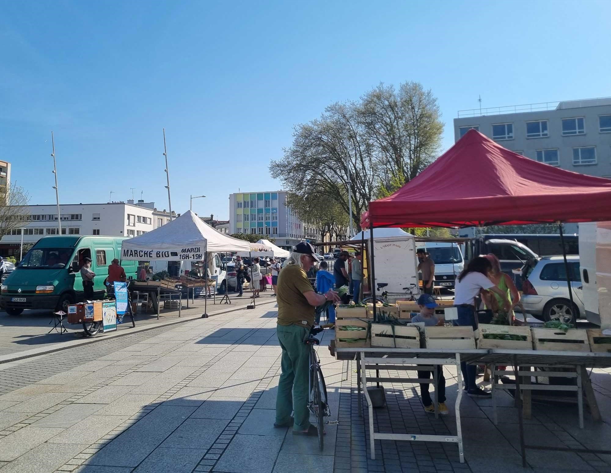 Marché bio place de l'hôtel de ville