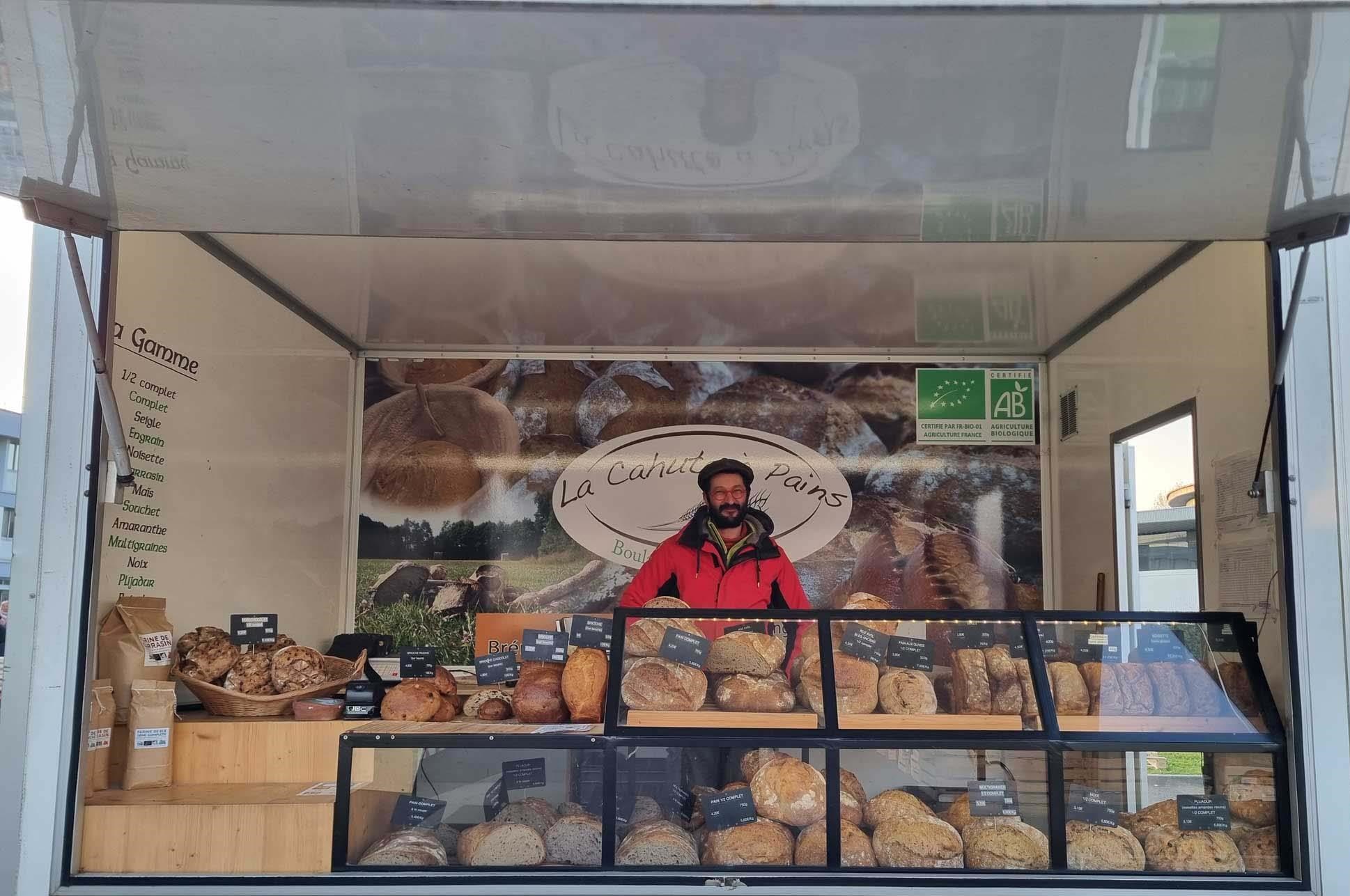 Boulanger au marché du mercredi à Merville