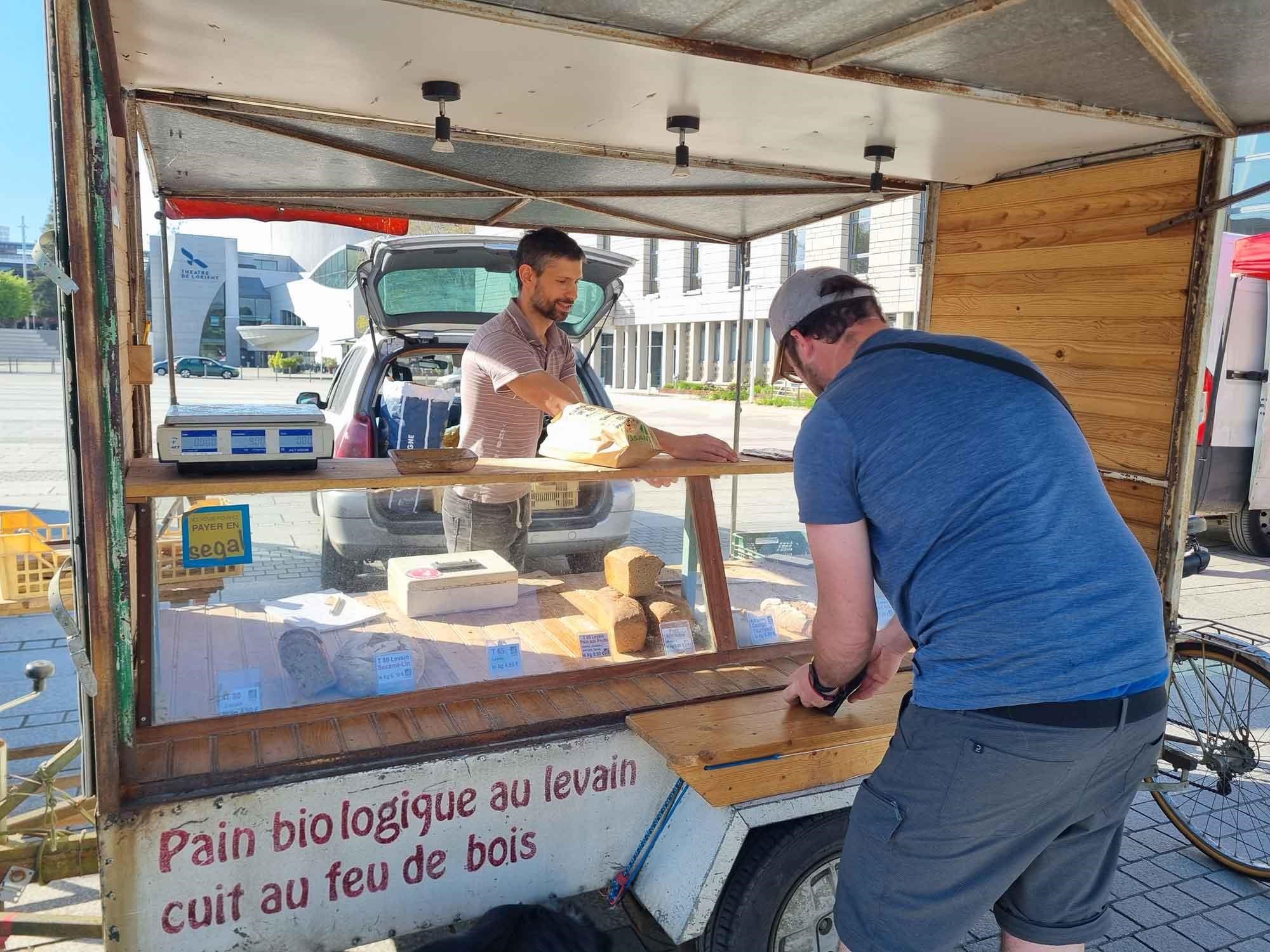 Boulanger au marché bio