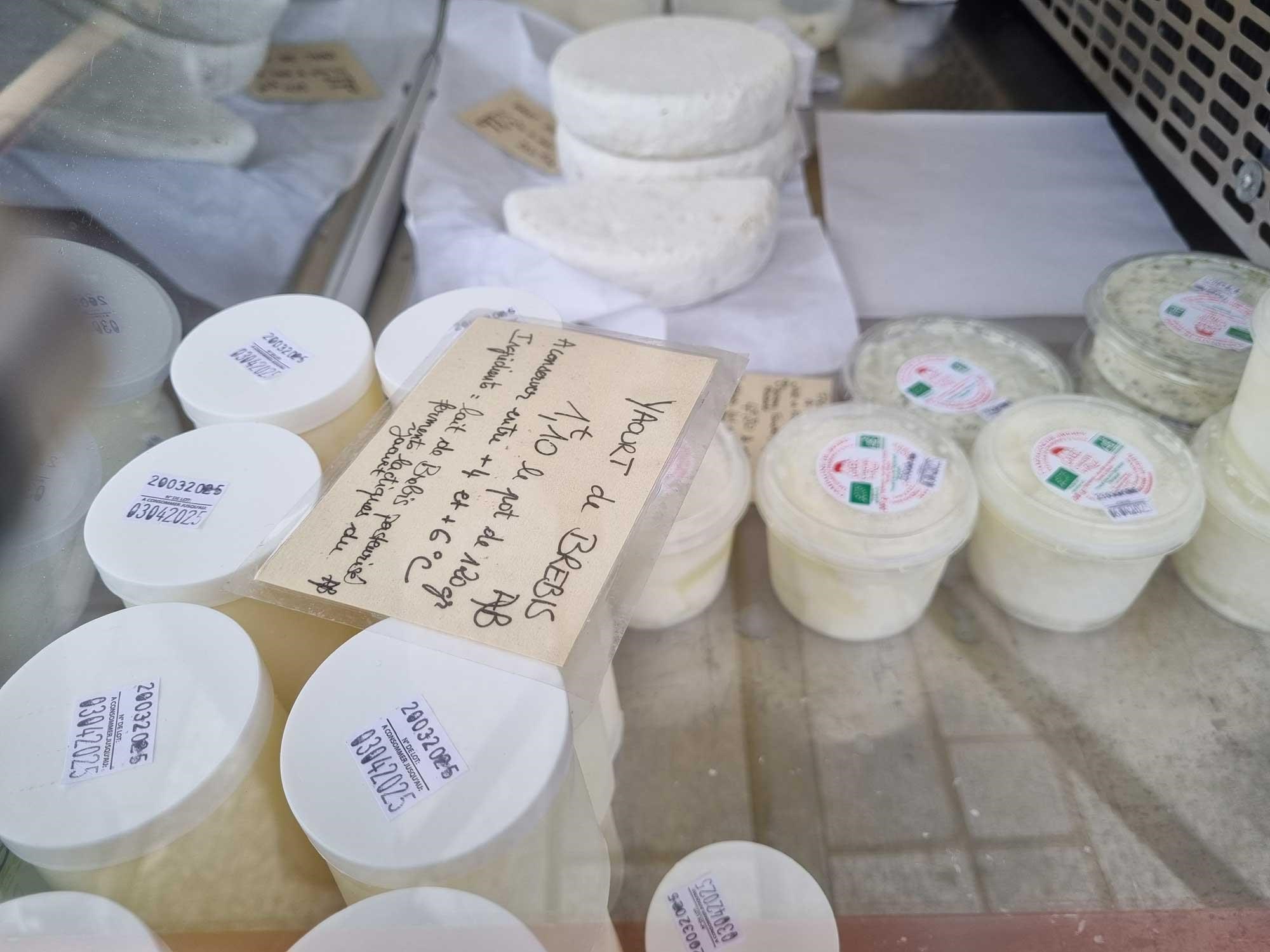 Yaourts et fromages de brebis au marché bio