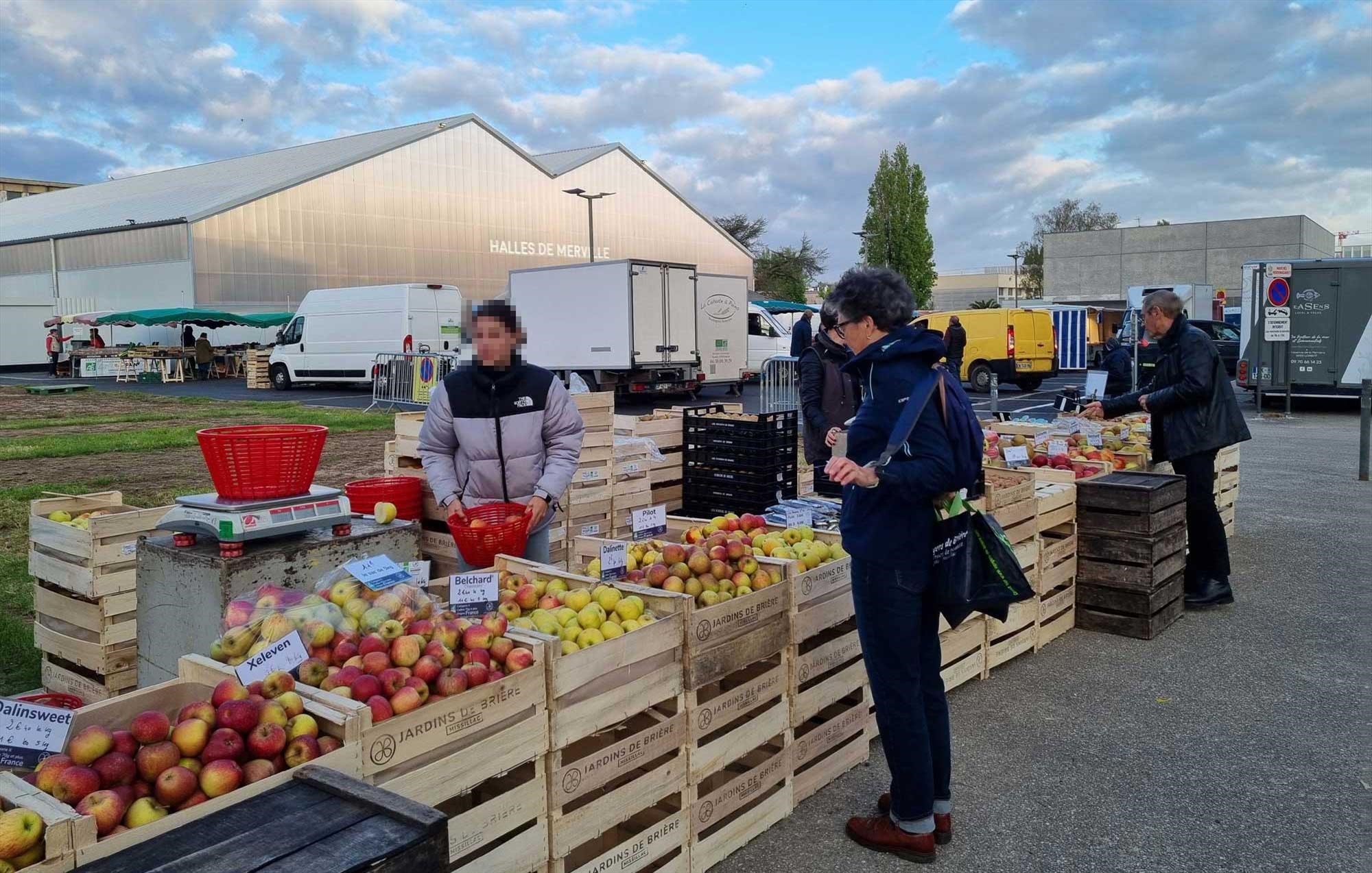 Pommes à l'entrée du marché de Merville