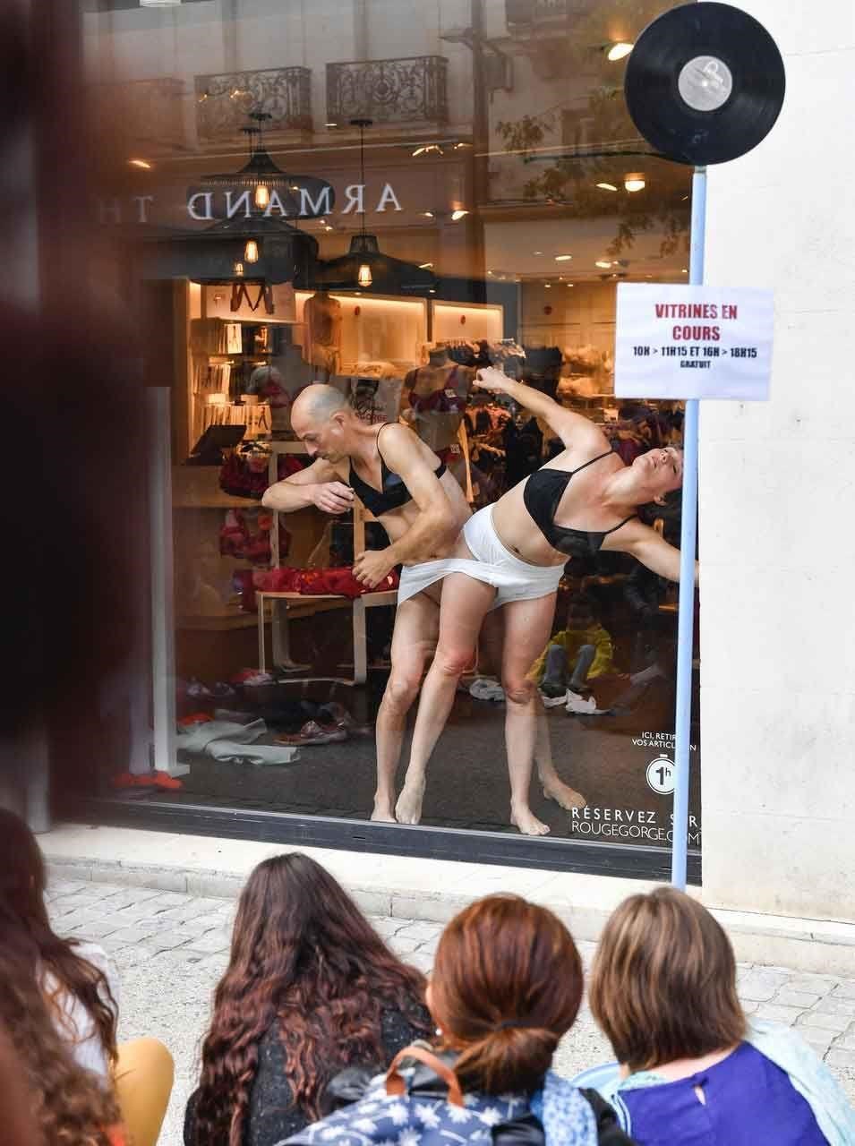 «Vitrines en cours» à la lingerie