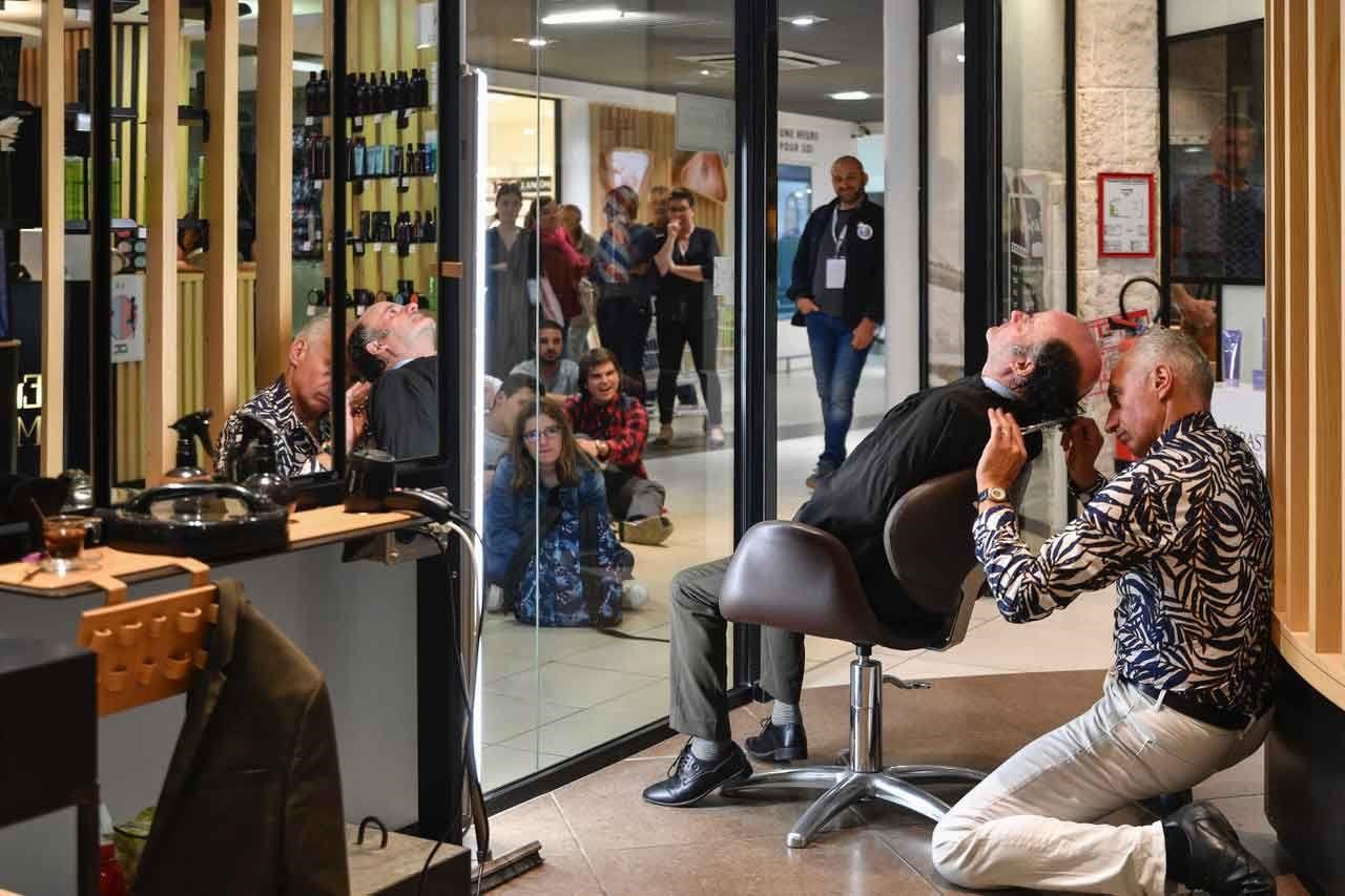 «Vitrines en cours» chez le coiffeur