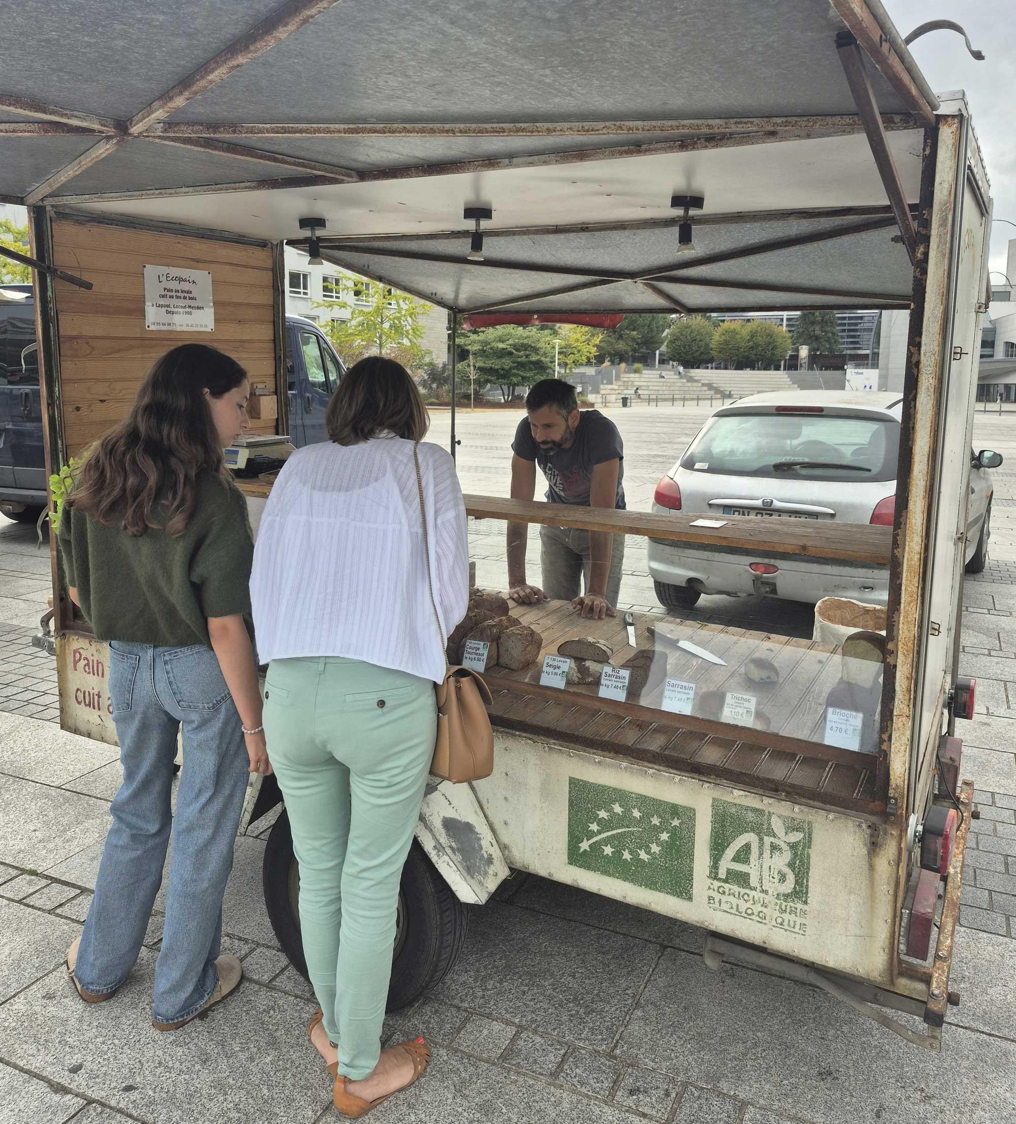 Boulanger au marché bio