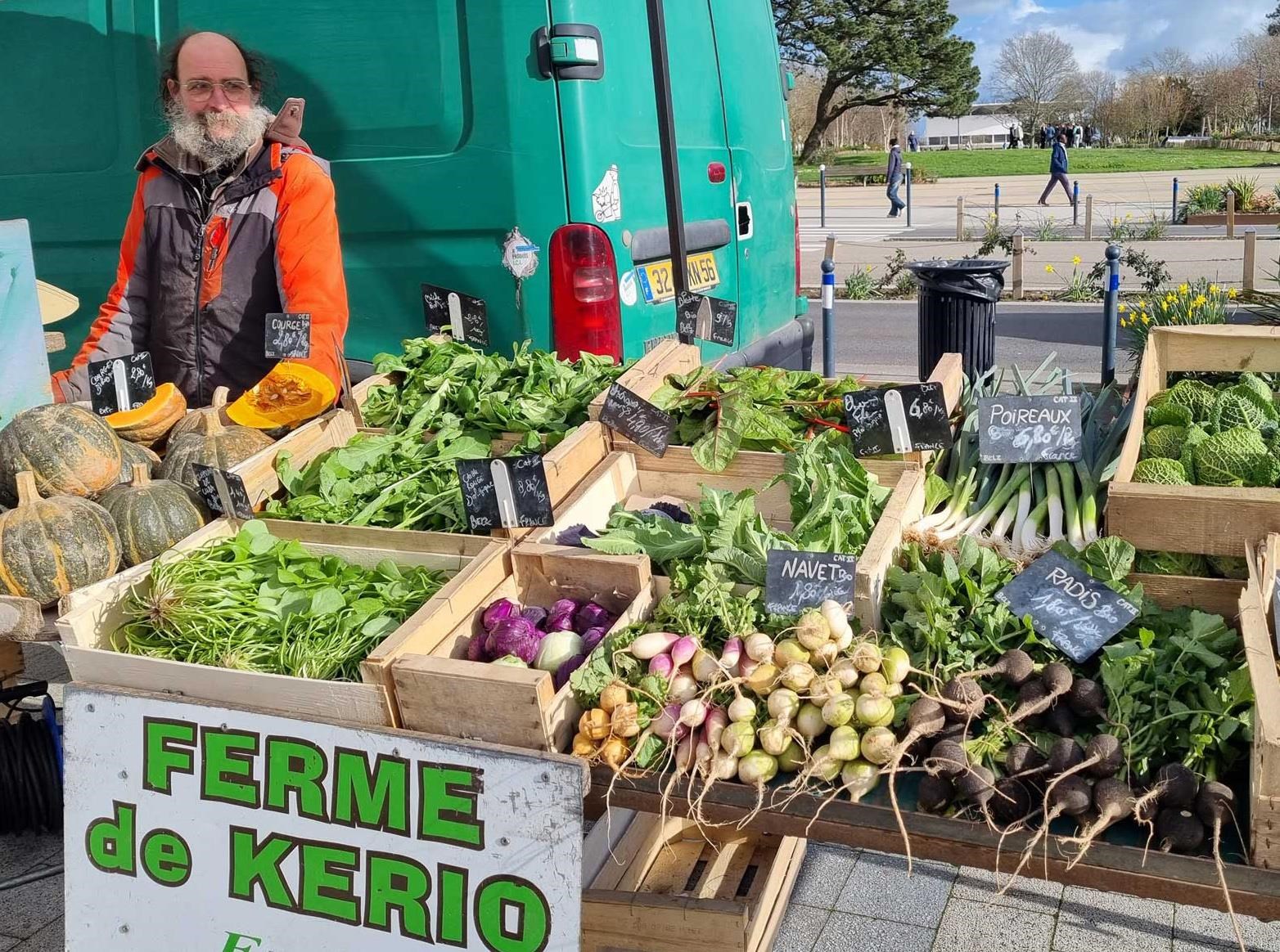 Maraîcher au marché bio