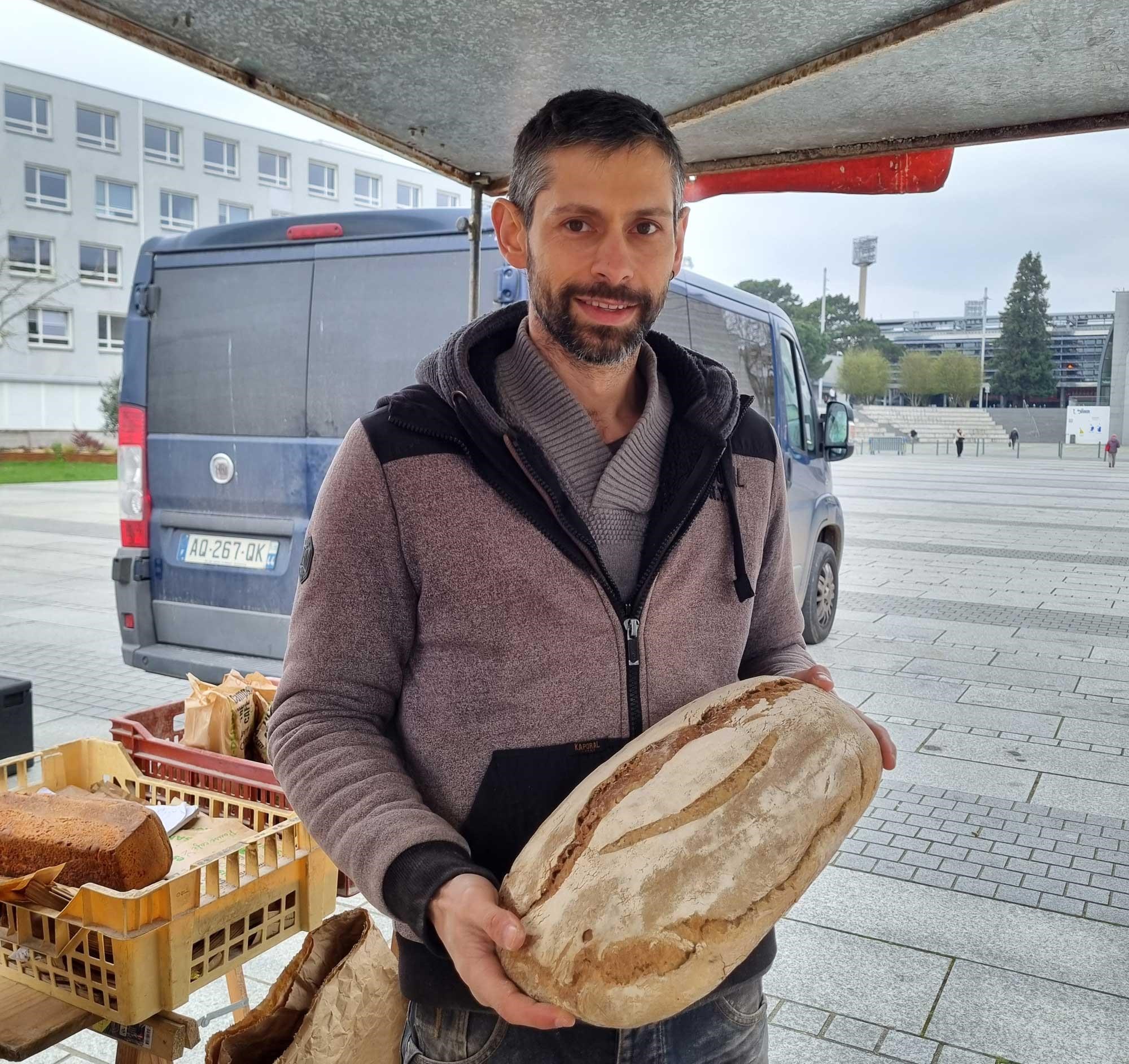 Boulanger au marché bio