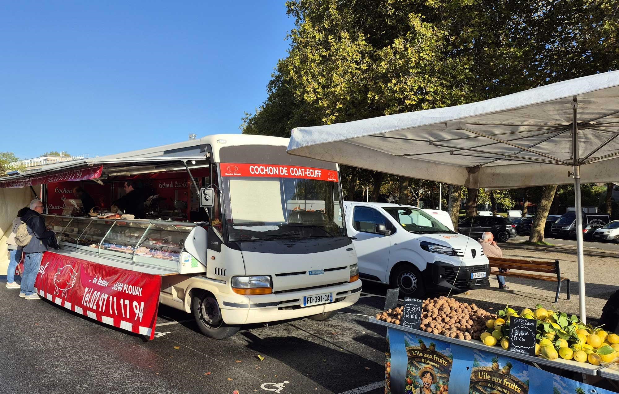 Charcutier au marché de Merville