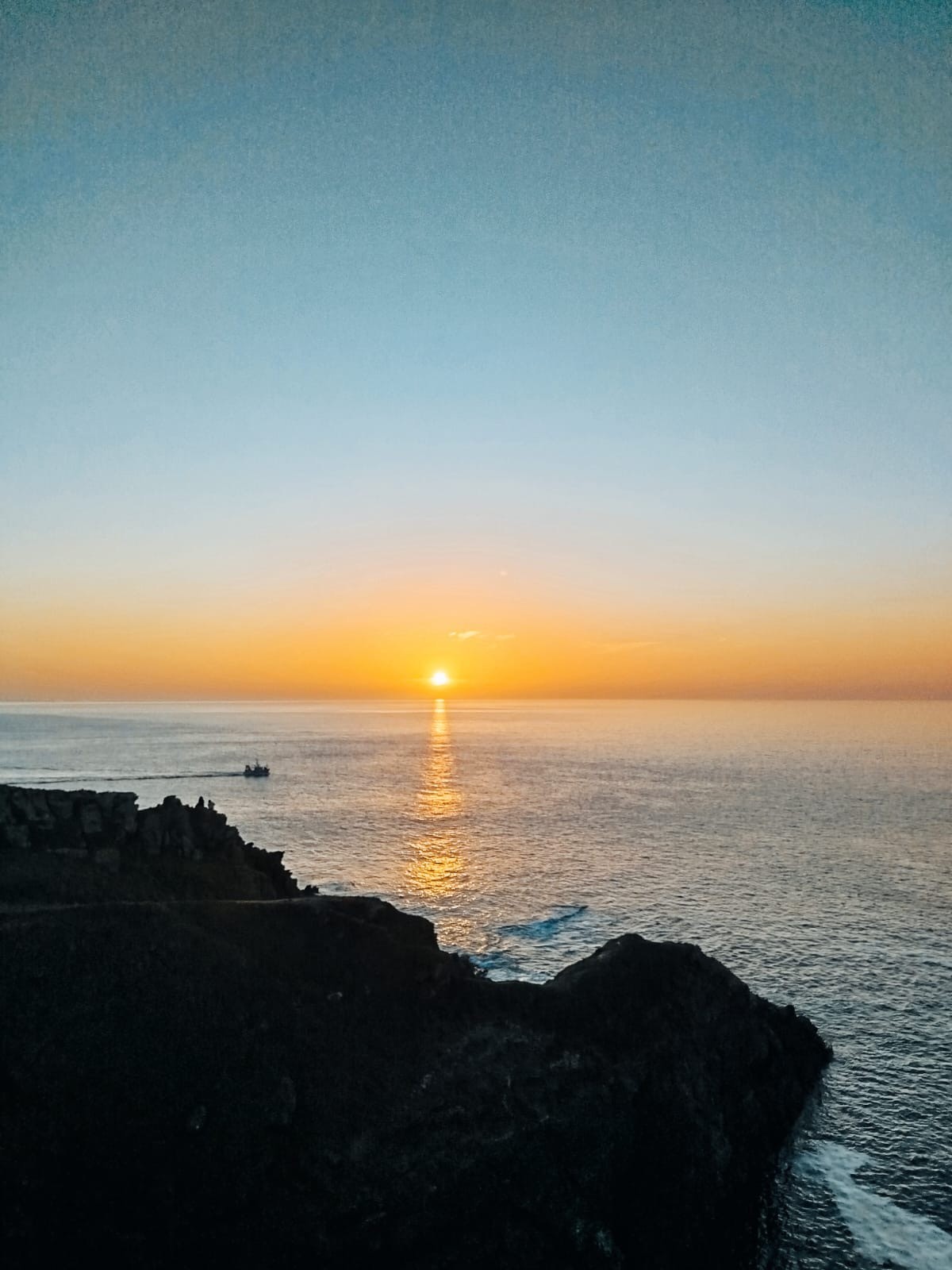 Profitez d'un coucher de soleil à Pen Men sur Ile de Groix, Lorient Bretagne Sud ( Morbihan, 56)