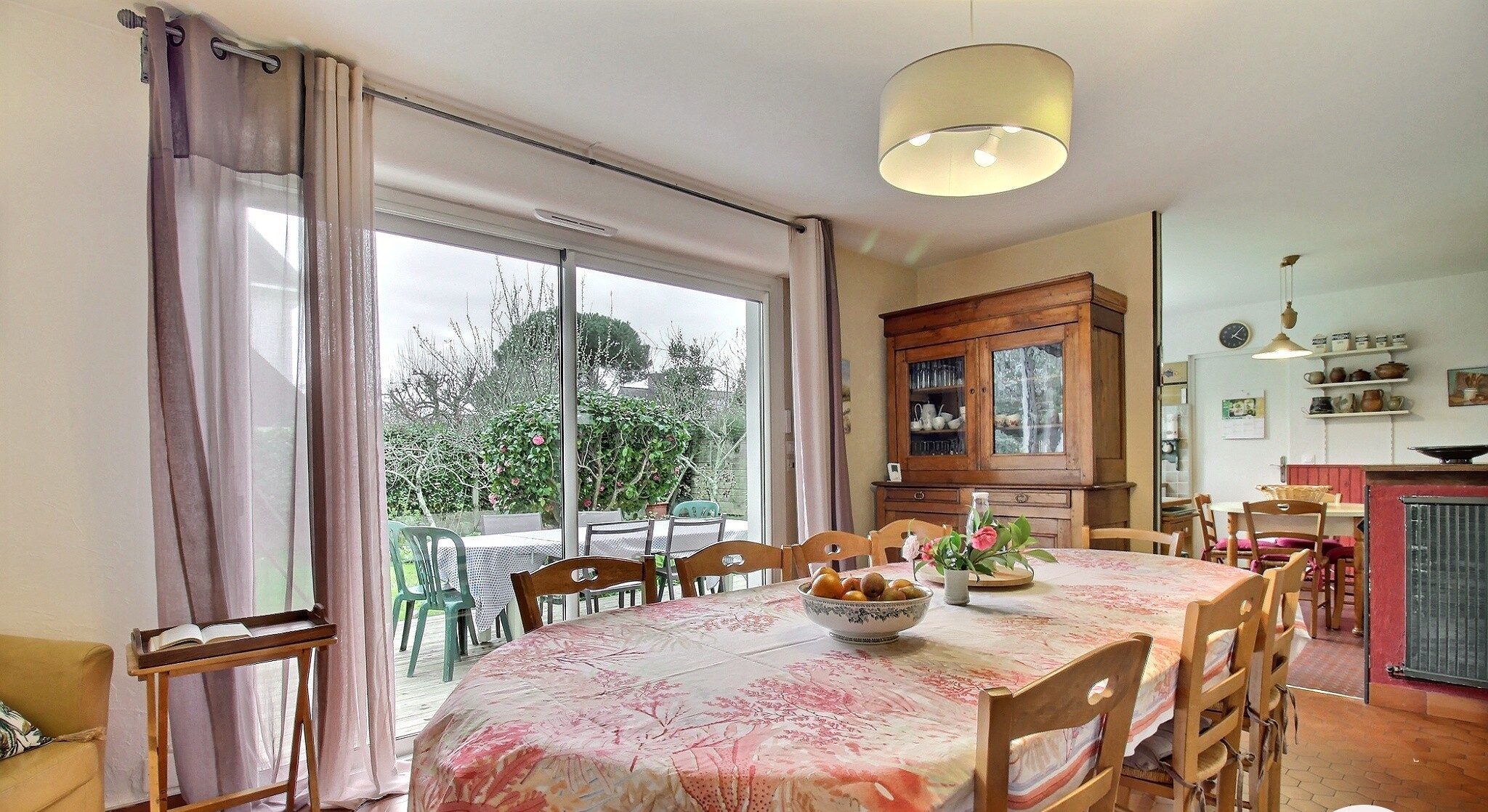 Salle à Manger avec vue sur jardin, maison 12 personnes, Ploemeur (Morbihan 56)