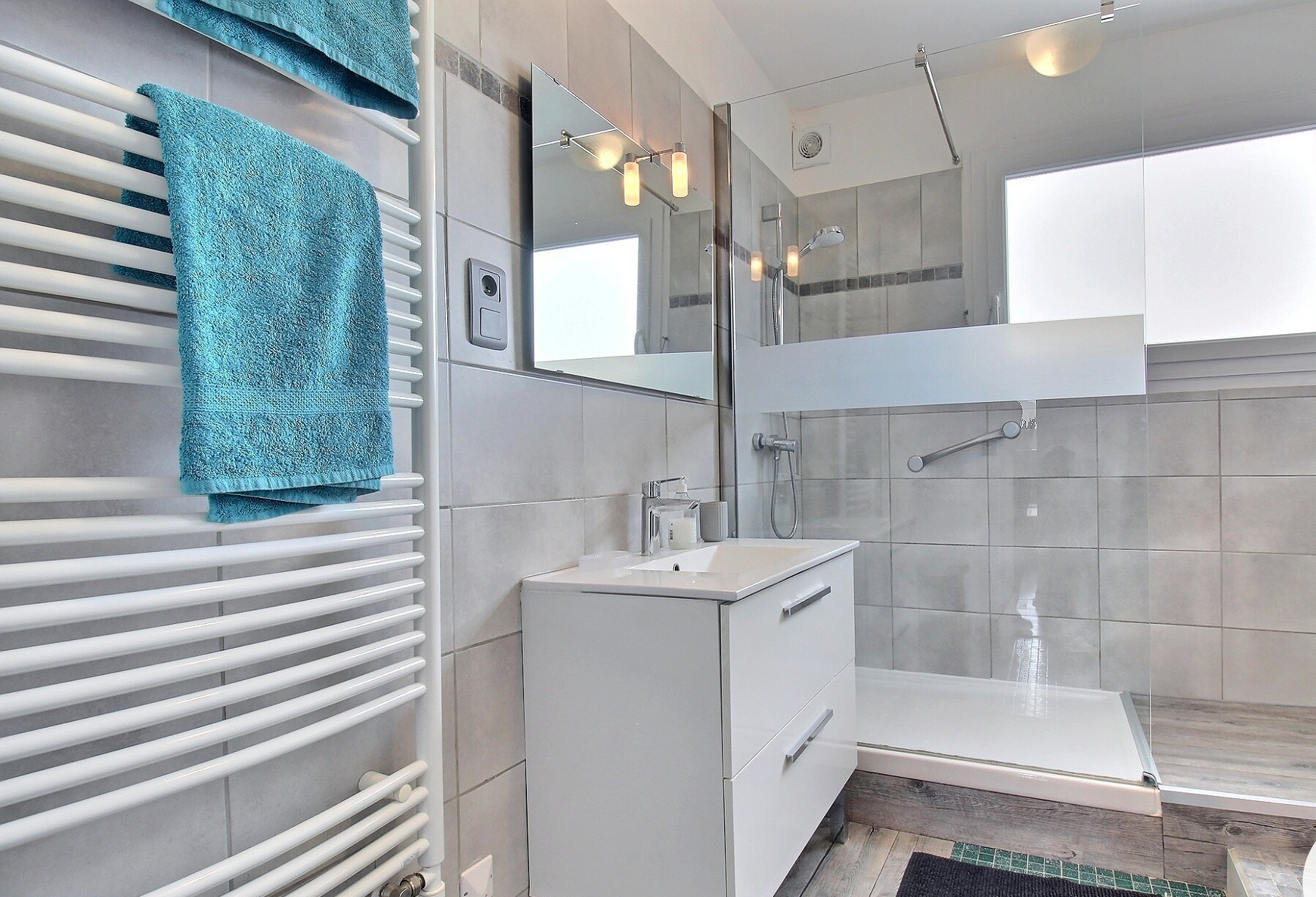 Salle de bain de l'étage, maison 12 personnes, Ploemeur (Morbihan 56)