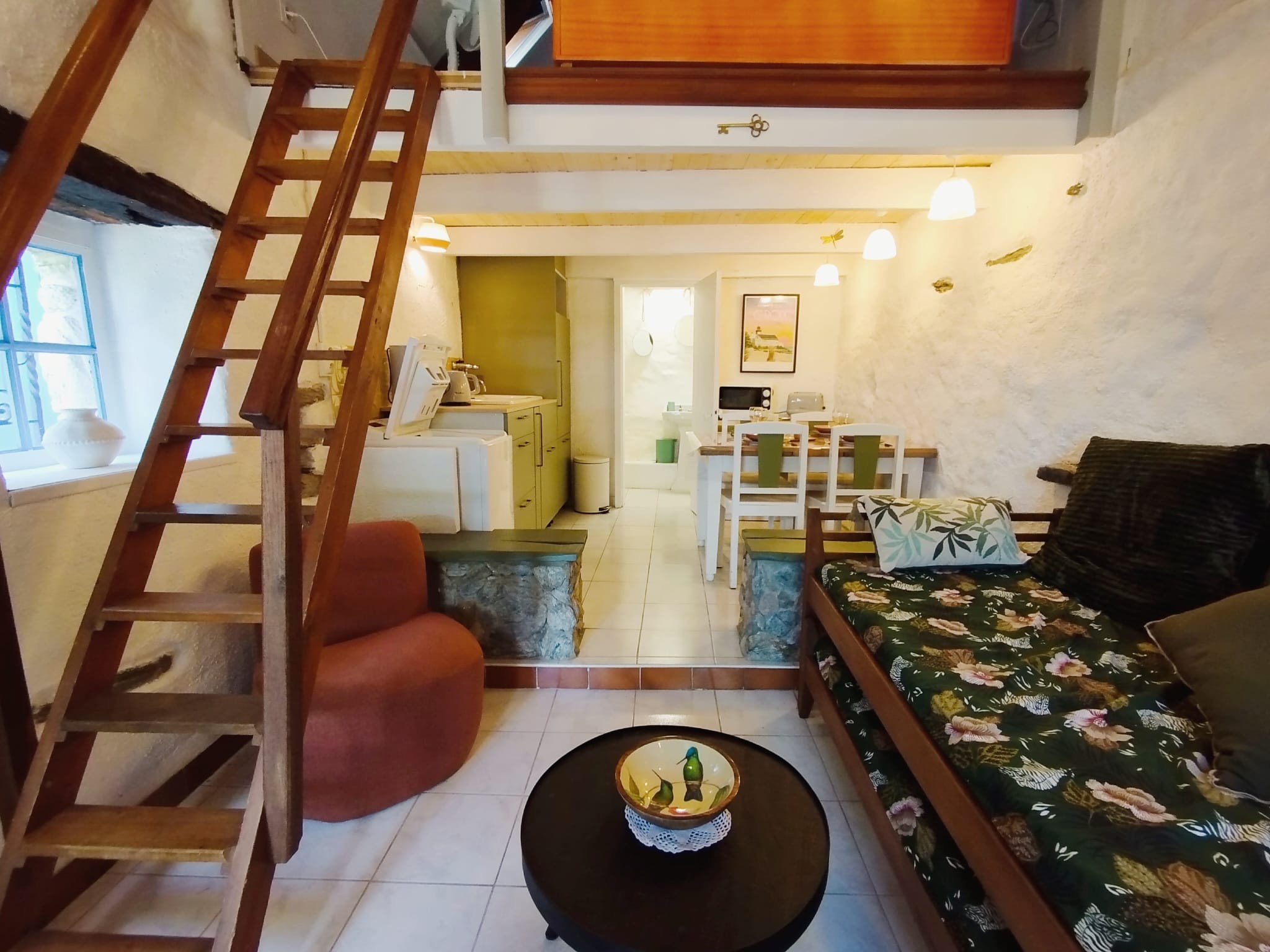 Salon, cuisine dans la petite maison de Kerdurand sur l'Ile de Groix, Lorient Bretagne Sud ( Morbihan, 56)