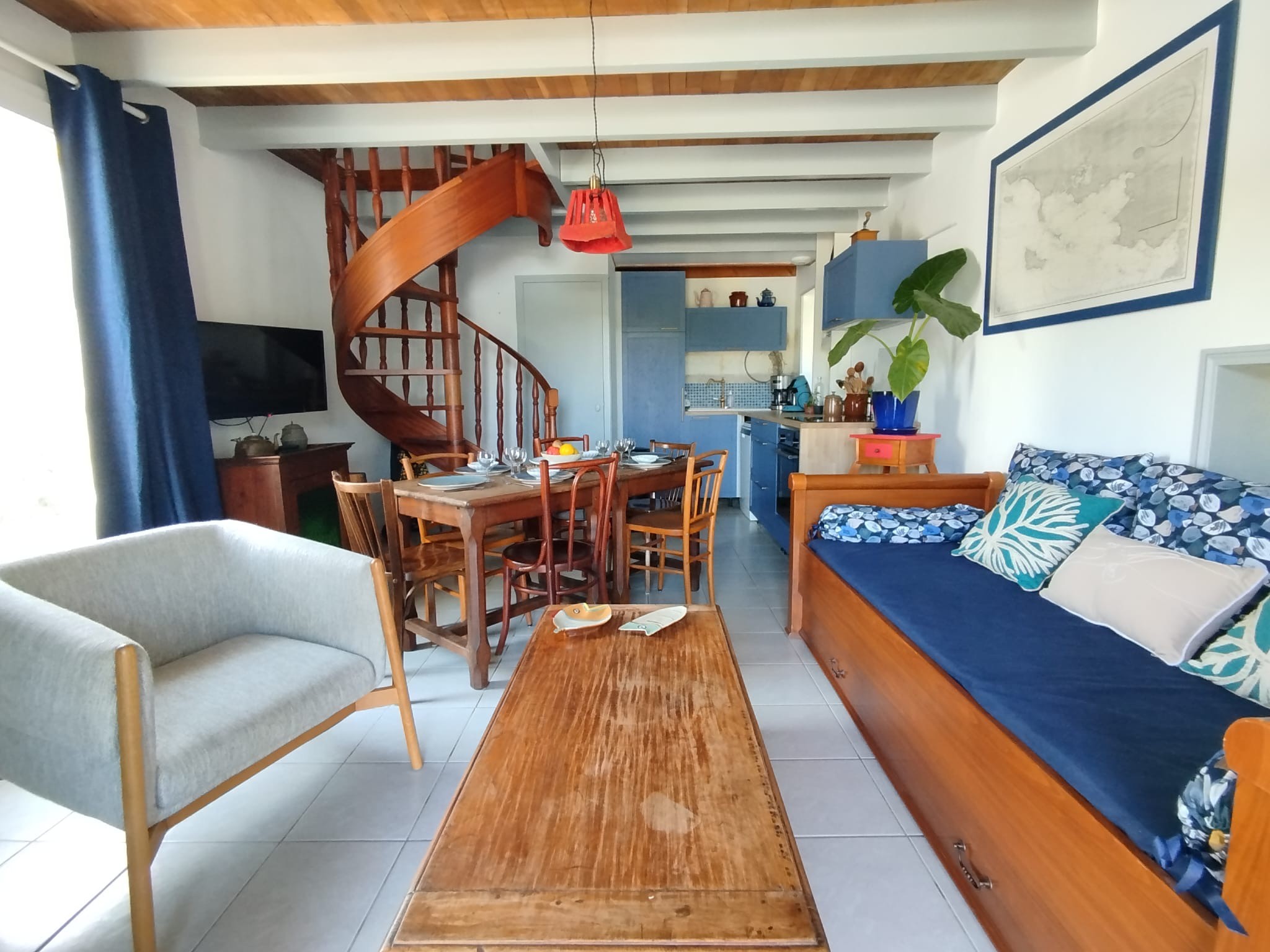 Salon, salle à manger, cuisine dans la maison principale de Kerdurand à louer sur l'Ile de Groix, Lorient Bretagne Sud ( Morbihan, 56)