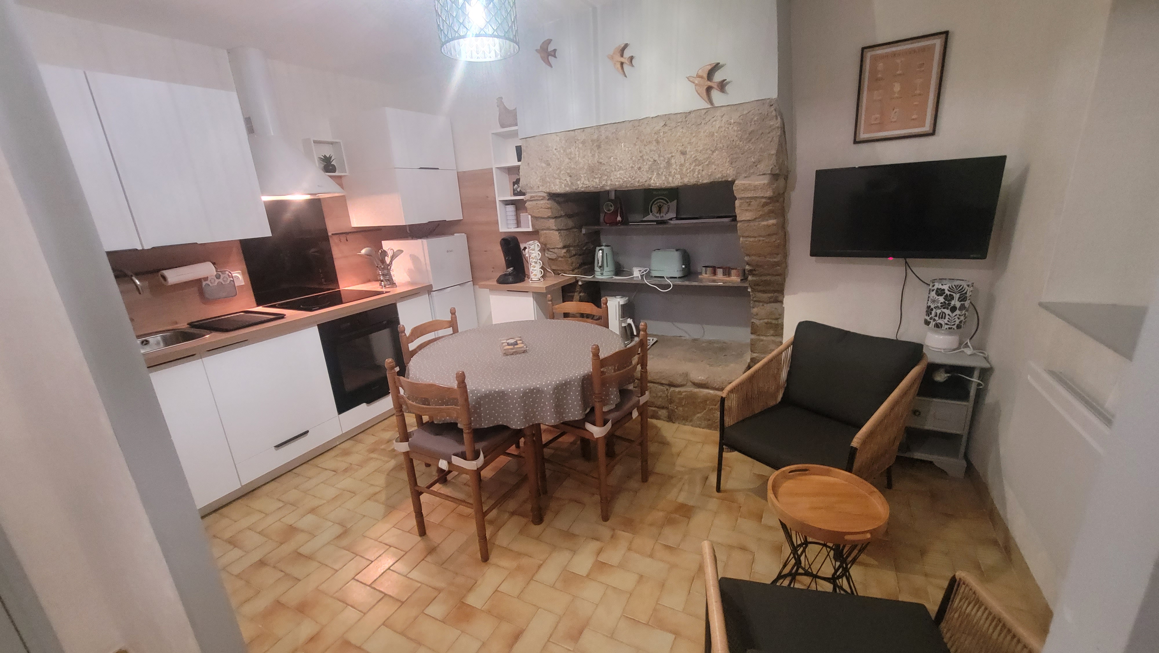 Vue sur la cuisine équipée et salle à manger (Merlevenez, Morbihan, 56)