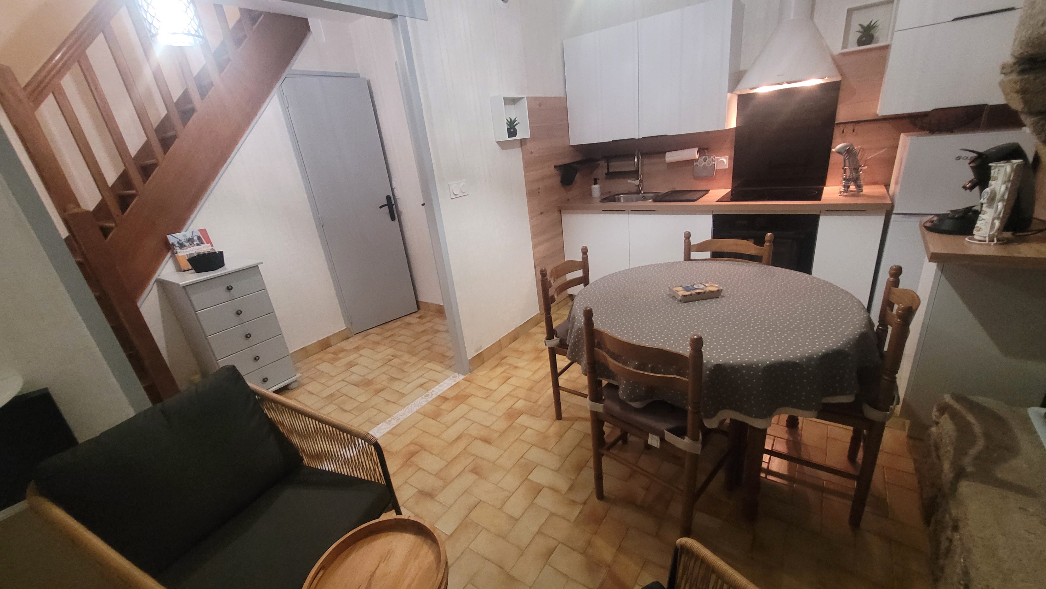 Vue sur la cuisine équipée et salle à manger, une partie du couloir et sur l’escalier menant à l’étage (Merlevenez, Morbihan, 56)